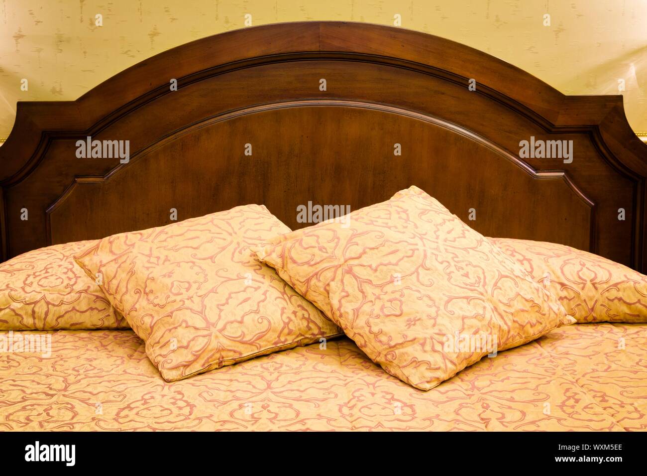 Schlafzimmer Innenraum von einem herkömmlichen Bett mit Kopfteil, Kopfkissen und Kissen Stockfoto