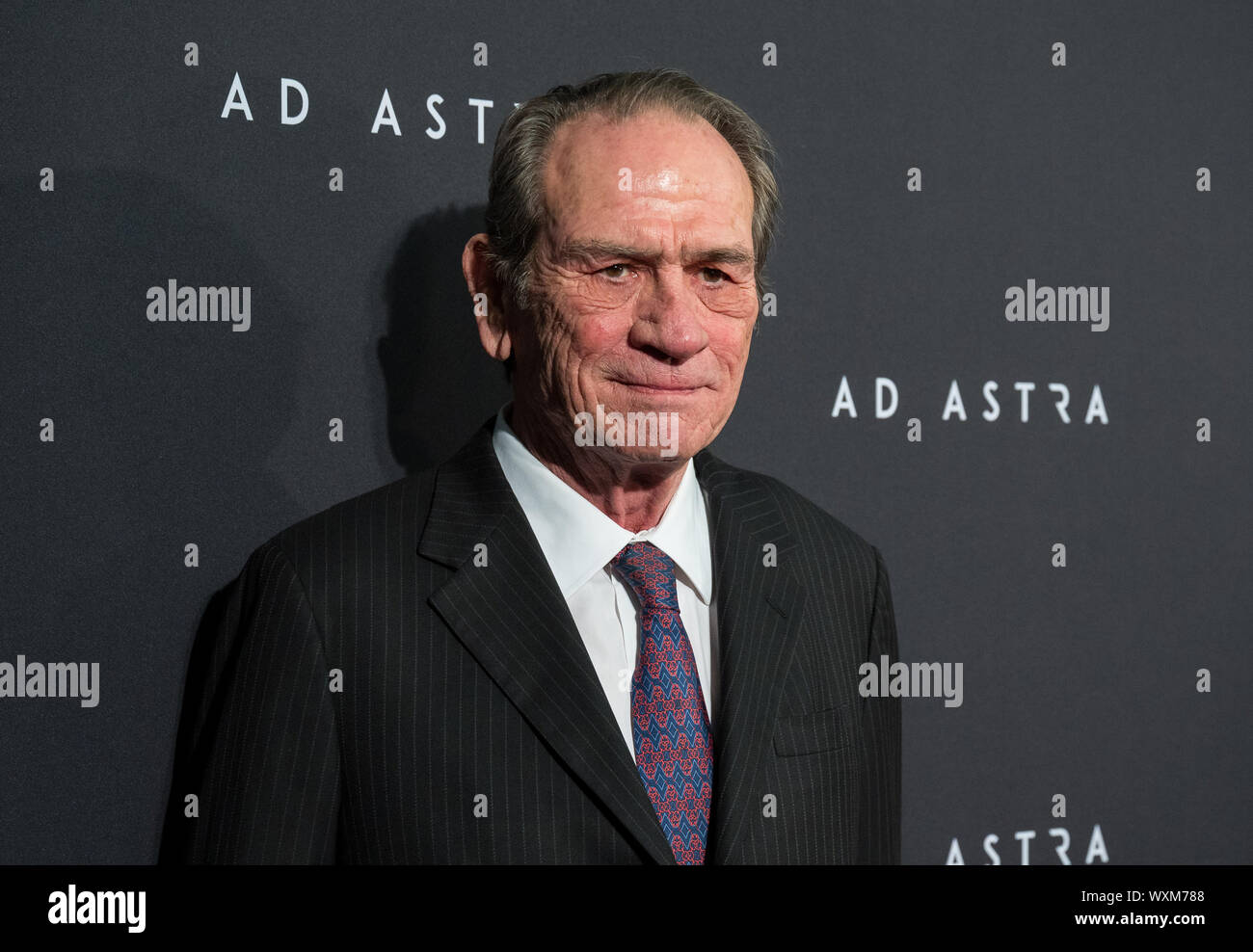 Washington, United States. 17 Sep, 2019. Schauspieler Tommy Lee Jones kommt auf den roten Teppich für eine Vorführung des Films "Ad Astra" an der National Geographic Society, am 16. September 2019, in Washington. Pitt Sterne als Astronaut Roy McBride, die tief in das Sonnensystem, in der Hoffnung, ein Rätsel zu lösen, die das Leben auf der Erde droht, reist. NASA Foto von Aubrey Gemignani/UPI Quelle: UPI/Alamy leben Nachrichten Stockfoto