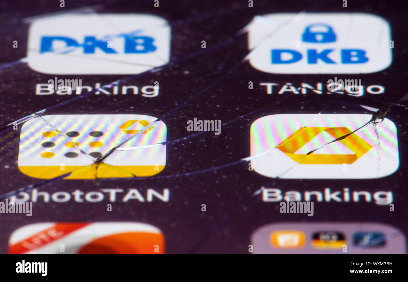 Berlin, Deutschland. 15 Sep, 2019. Die Logos der Banking Anwendungen der DKB und die Commerzbank mit der entsprechenden TAN Apps können auf das defekte Display eines Smartphones gesehen werden. Credit: Soeren Stache/dpa-Zentralbild/ZB/dpa/Alamy leben Nachrichten Stockfoto