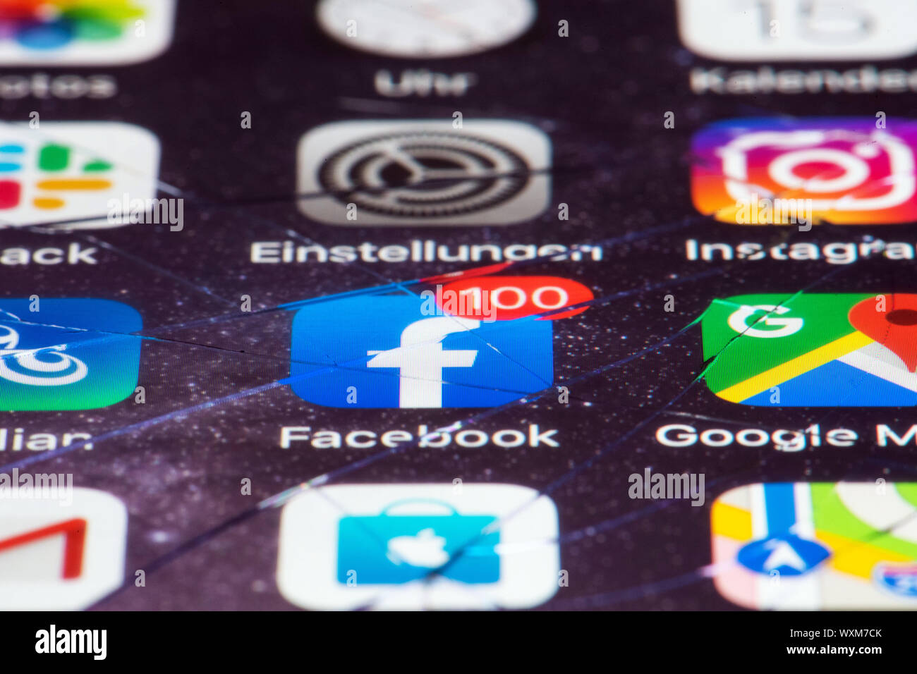 Berlin, Deutschland. 15 Sep, 2019. Das Facebook Logo auf der sprang Display eines Smartphones gibt an, wie viele ungelesene Benachrichtigungen mit der Nummer 100. Die apps der Einstellungen, Slack, Trilian, Gmail, Apple Store, Maps, Google Maps und Instagram sind um ihn herum gruppiert. Credit: Soeren Stache/dpa-Zentralbild/ZB/dpa/Alamy leben Nachrichten Stockfoto