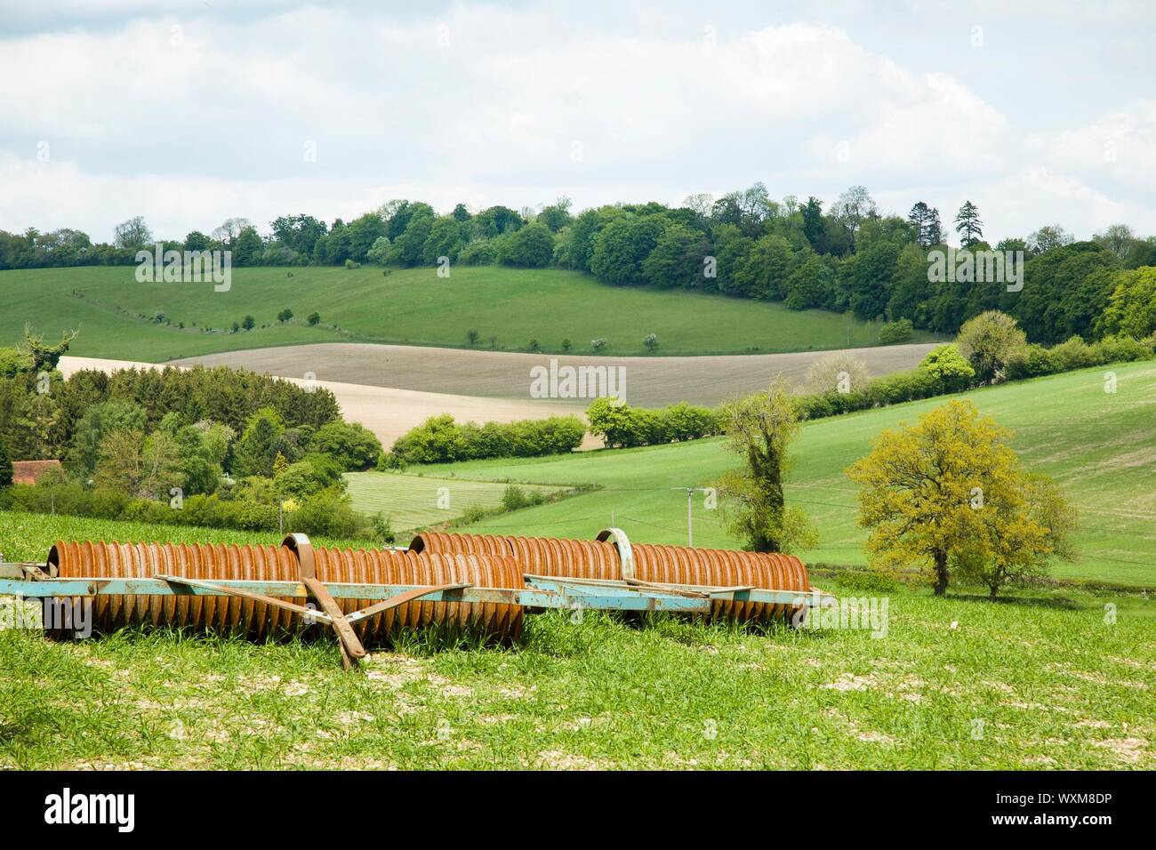 Englisch Ackerland in typischen Grafschaft Oxfordshire, mit landwirtschaftlichen Maschinen im Vordergrund. Chiltern Hills, England, Großbritannien Stockfoto