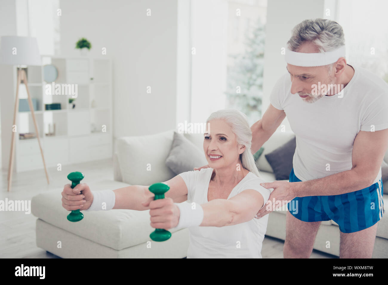 Zwei adorable positive Gesunde schöne stilvolle sportliche alte Menschen, Stockfoto