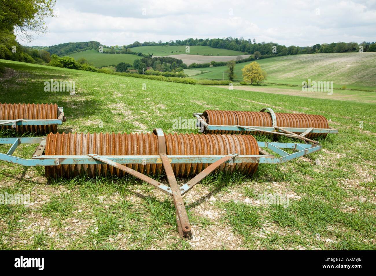 Die Landwirtschaft in Großbritannien mit landwirtschaftlichen Geräten (Cambridge Walze oder cultipacker) in einem Feld in der Grafschaft Oxfordshire Stockfoto Die Landwirtschaft in Großbritannien mit landwirtschaftlichen Geräten (Cambridge Walze oder cultipacker) in einem Feld in der Grafschaft Oxfordshire Stockfoto