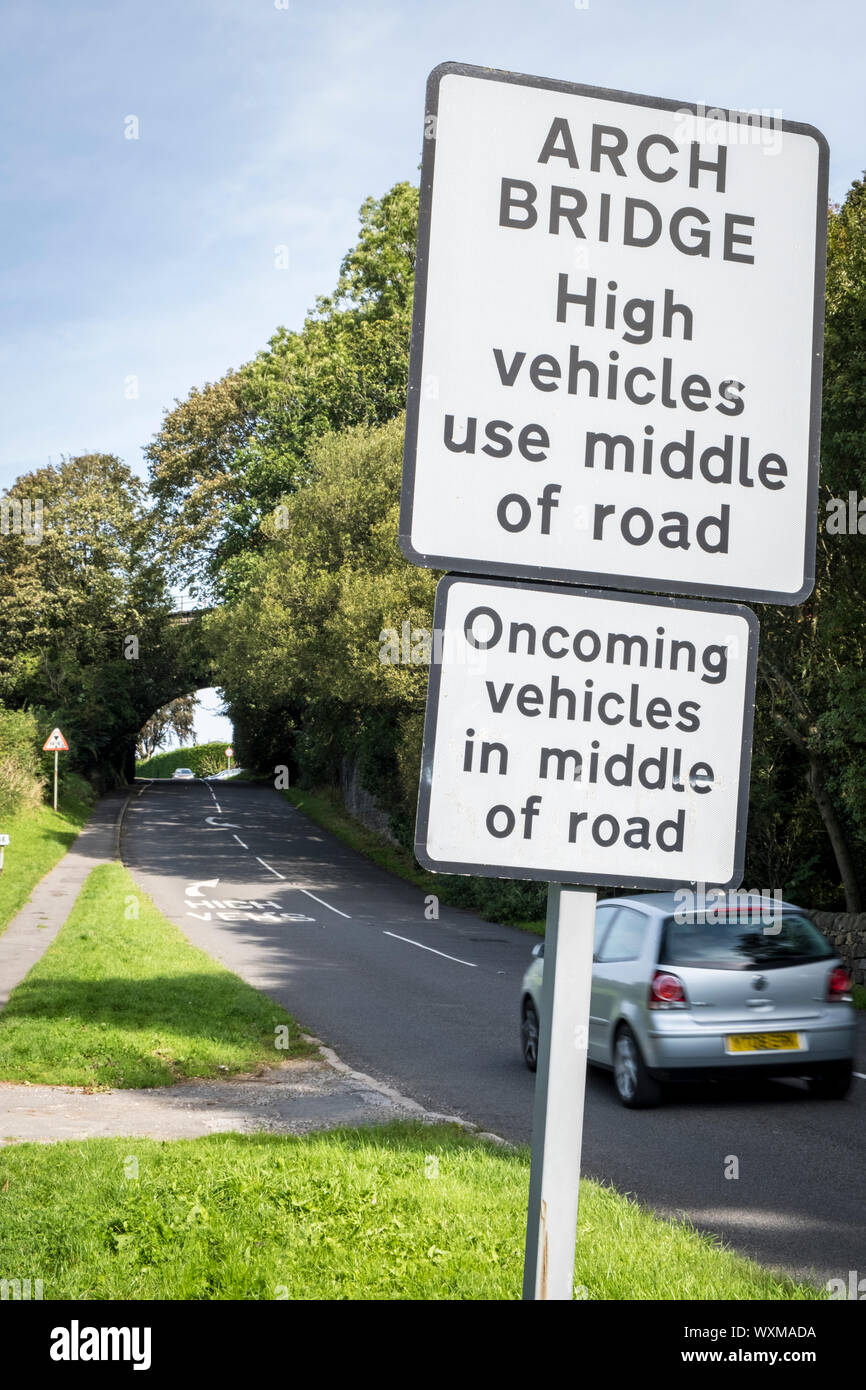 Bogenbrücke Schild Warnung der entgegenkommenden Fahrzeuge, die mit der Mitte der Straße. Hathersage, Derbyshire, England, Großbritannien Stockfoto