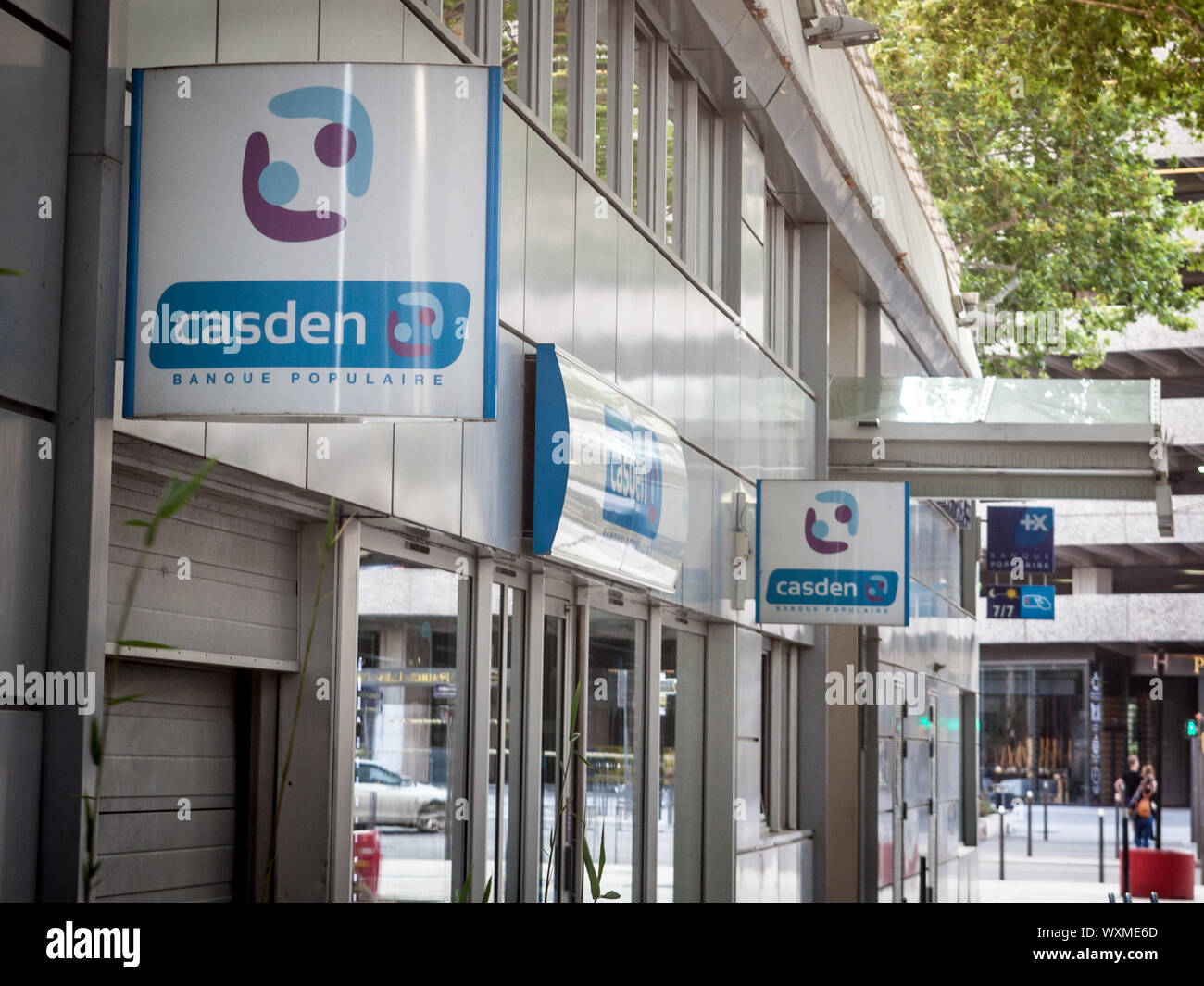 LYON, Frankreich - 14. JULI 2019: casden Logo vor Ihrer lokalen Bank in Lyon. Caisse d'aide sociale de l'Education Nationale ist eine Genossenschaftsbank, Stockfoto