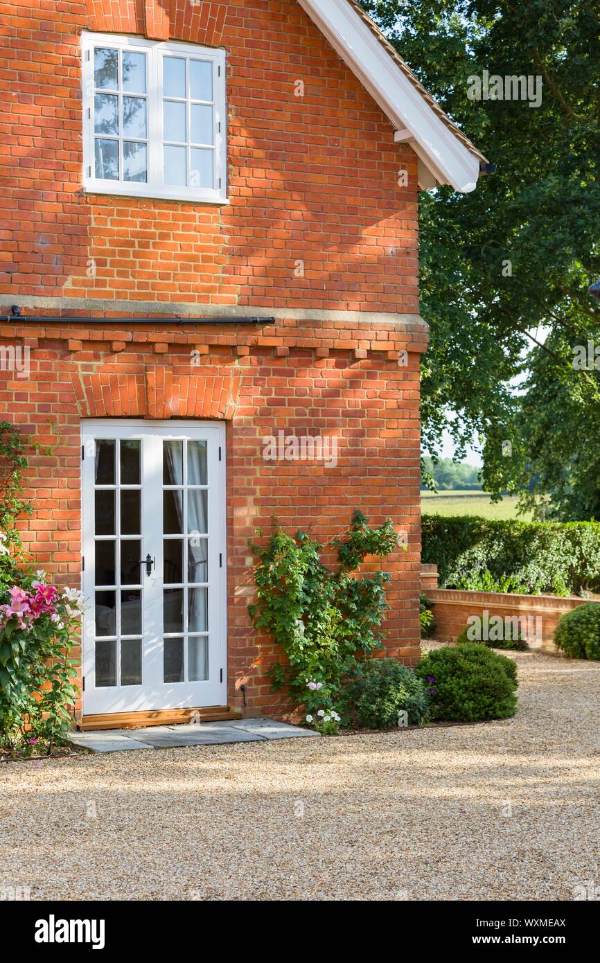 Französische Türen und traditionellen Holzfenster außen an einem Haus in  England, Großbritannien Stockfotografie - Alamy