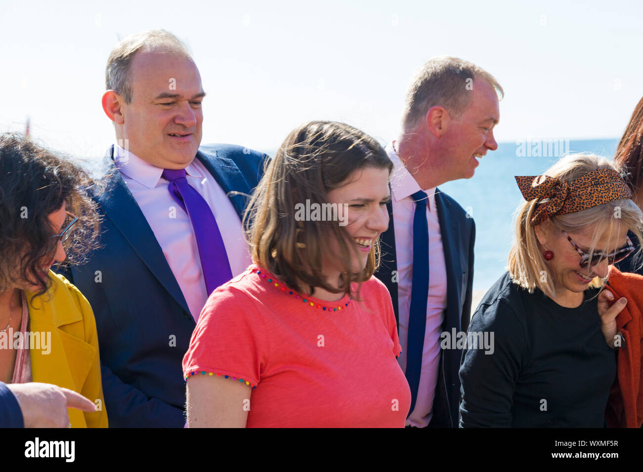 Bournemouth, Dorset UK. 17.September 2019. Jo Swinson, Führer der Liberaldemokraten und Kollegen machen Sie eine Pause und fahren zum Strand von 2019 der liberale Demokrat Herbst Konferenz in Bournemouth. Credit: Carolyn Jenkins/Alamy leben Nachrichten Stockfoto