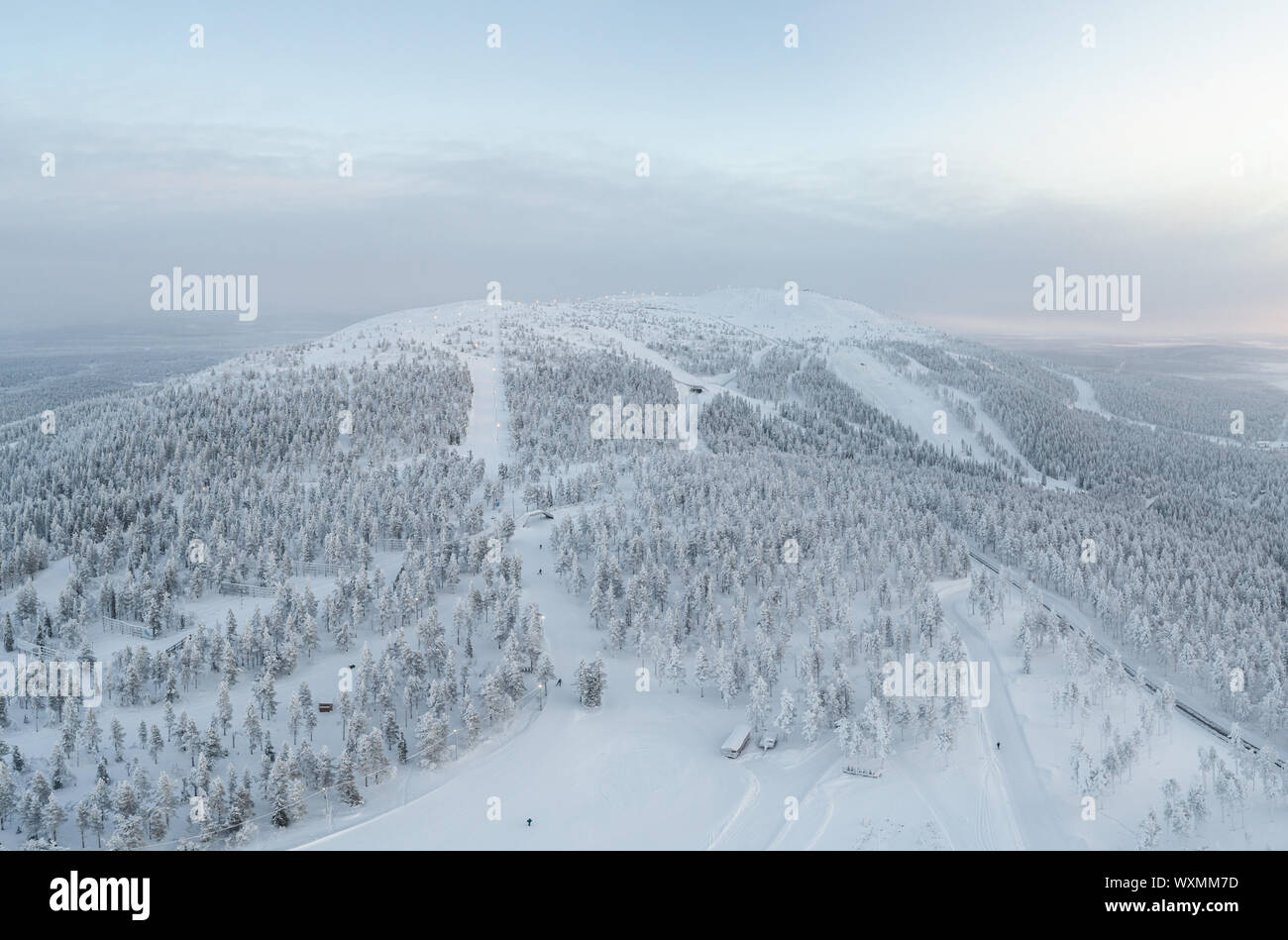 Luftaufnahme von Levi Fell und Skigebiet im Winter Stockfoto