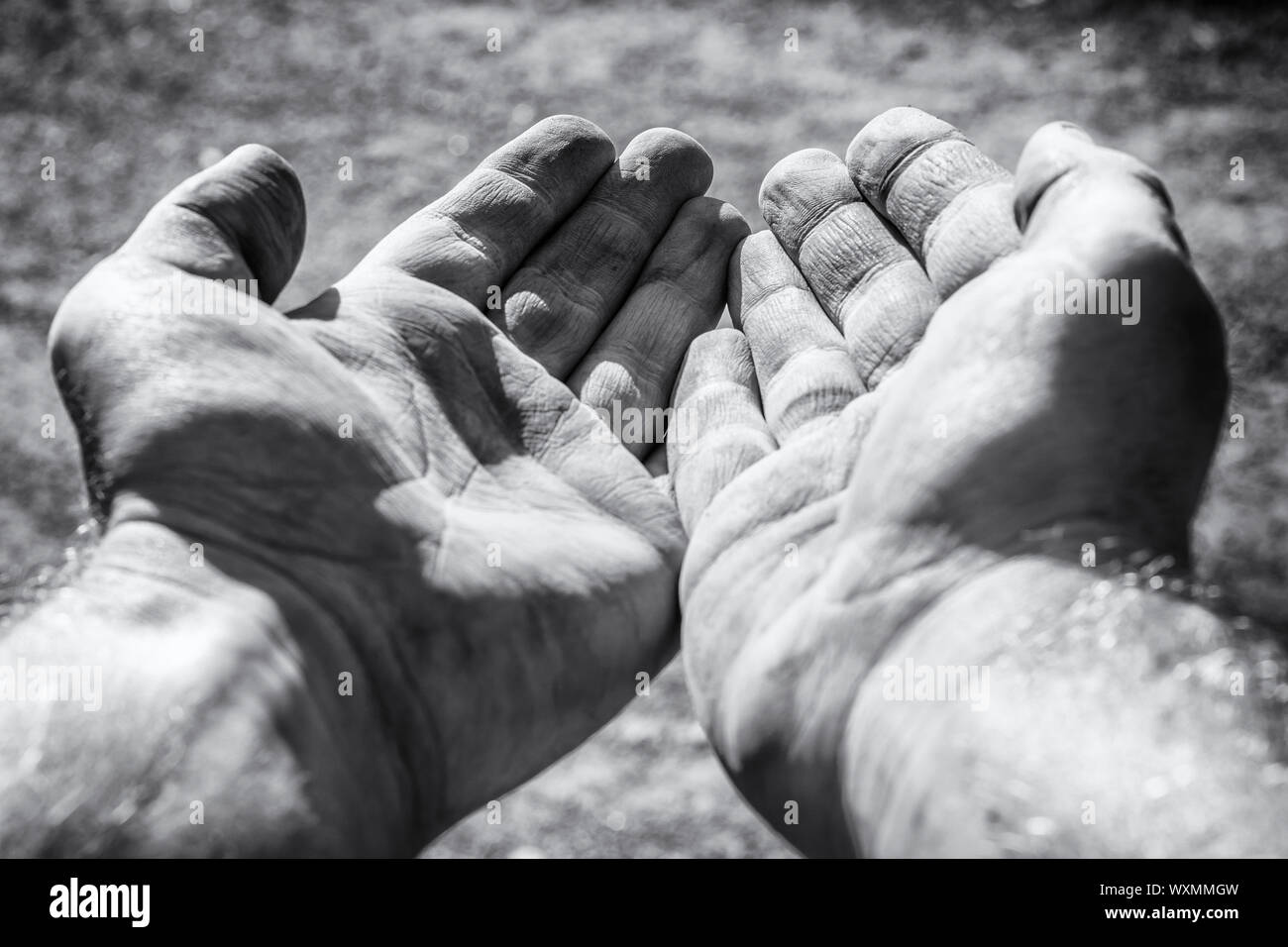 Betteln die schmutzigen Hände als Zeichen der Armut Stockfoto