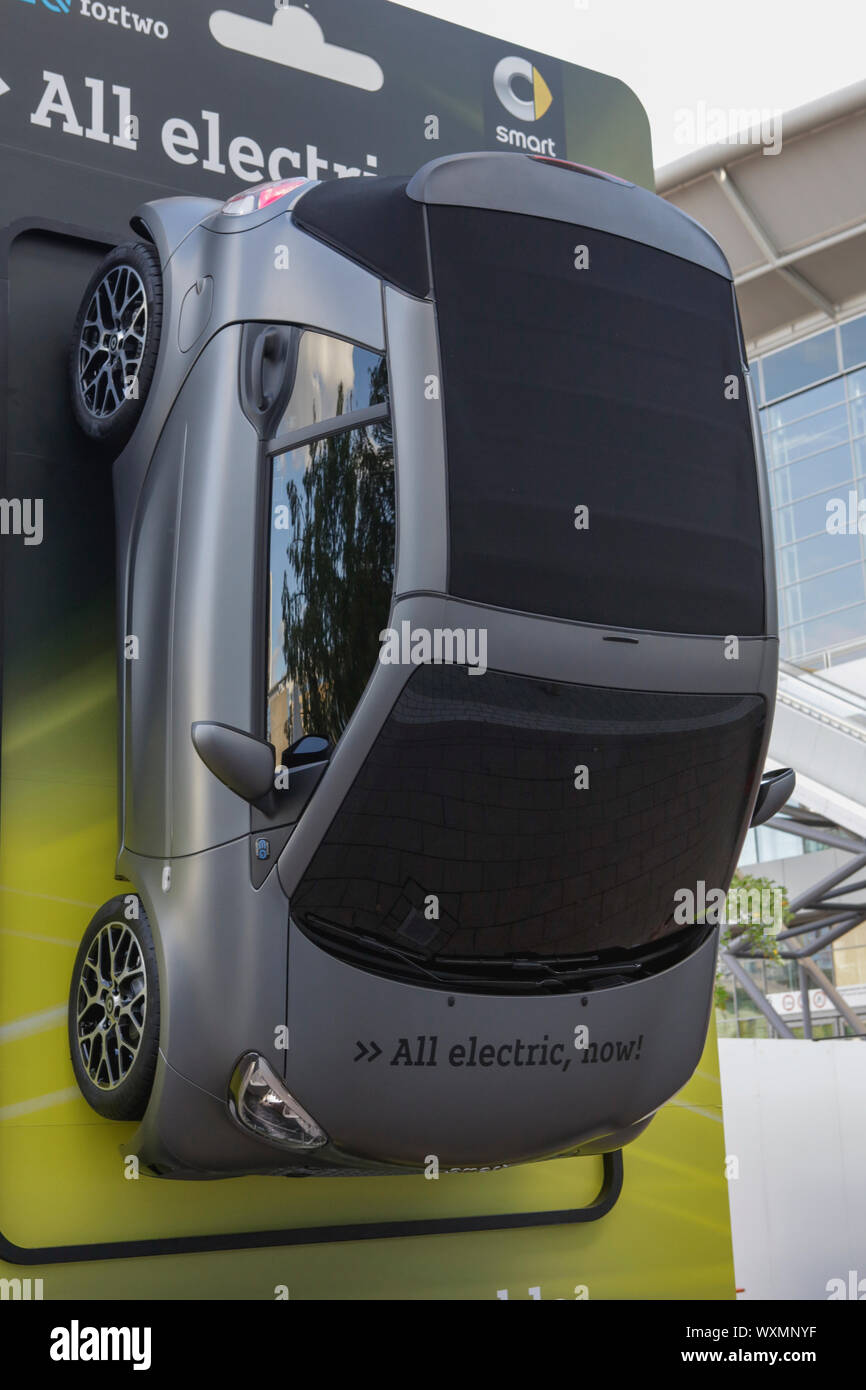 Der Smart ist eine Automobilmarke aus der deutsche Autohersteller Daimler zeigt die Smart EQ fortwo electric city Auto an der 2019 Internationale Automobil-Ausstellung (IAA). (Foto von Michael Debets/Pacific Press) Stockfoto