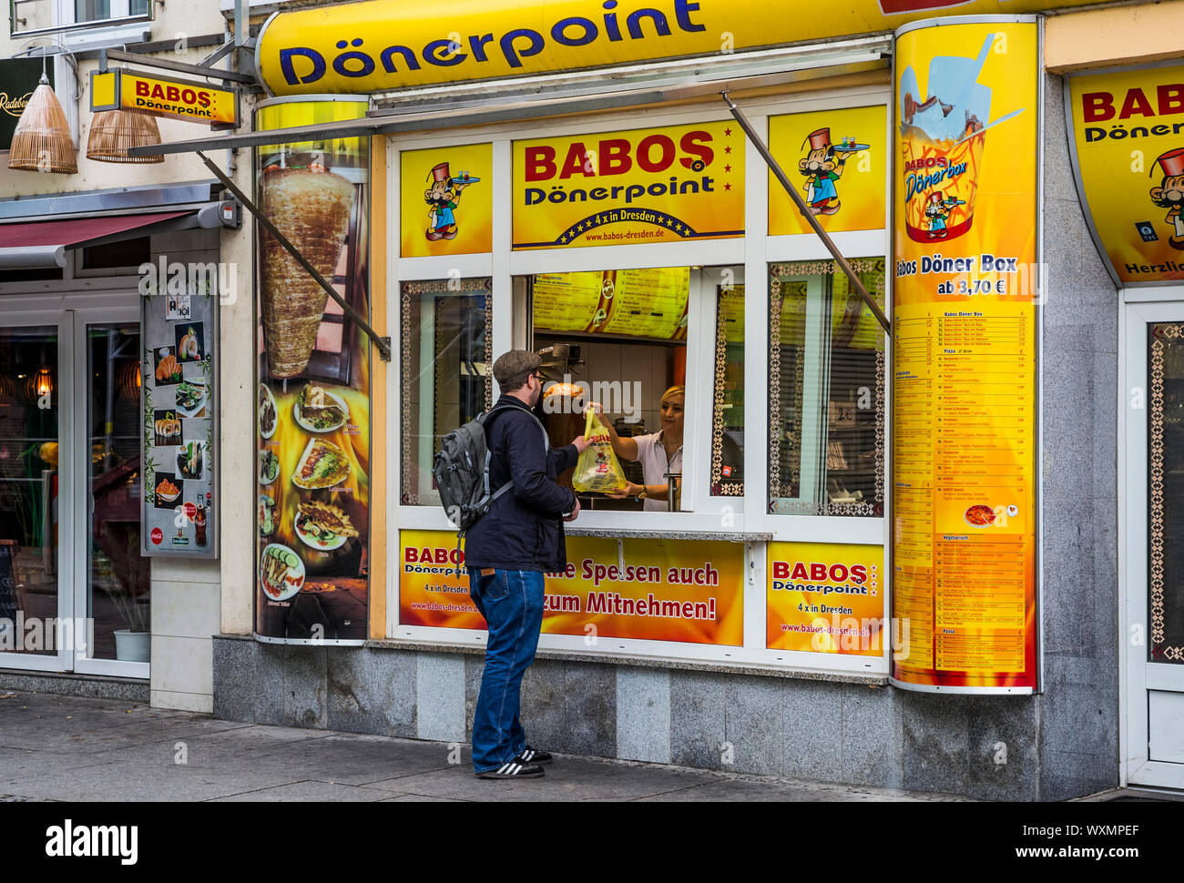 Ein Kunde erhält zum Mitnehmen an einer dönerbude in Dresden ...