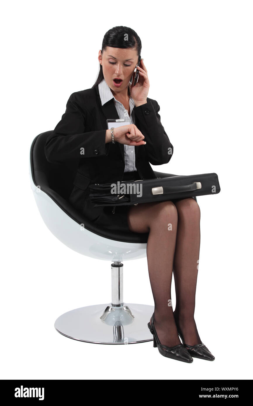 Geschäftsfrau, die auf der Suche auf ihre Uhr Stockfoto