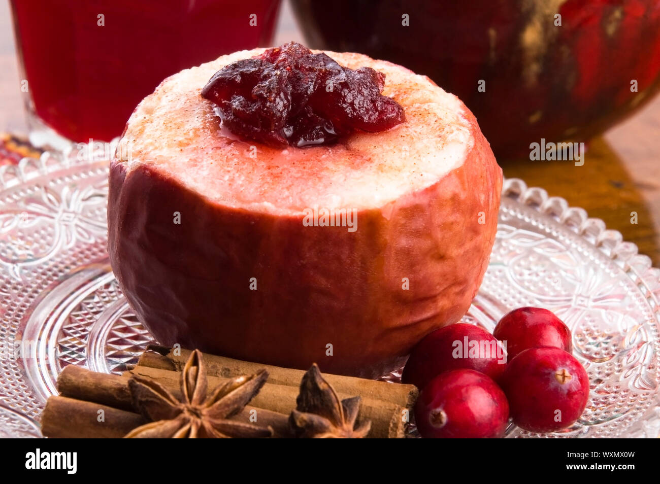 Bratäpfel mit Preiselbeermarmelade Stockfoto