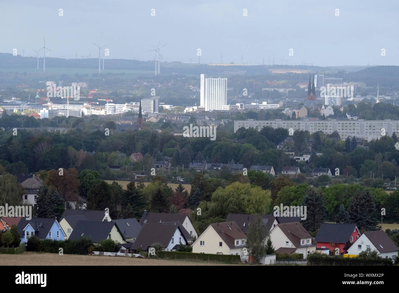Chemnitz, Deutschland. 17 Sep, 2019. Blick auf die Stadt aus dem Osten, das Dorint-Hotel (M), ist weithin sichtbar. Credit: Sebastian Willnow/dpa-Zentralbild/ZB/dpa/Alamy leben Nachrichten Stockfoto