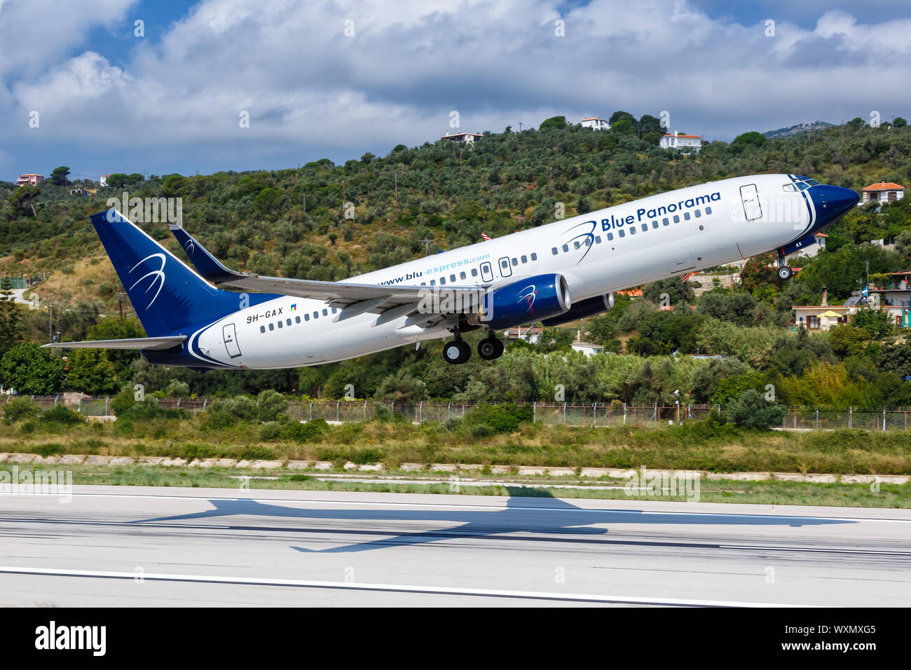 Skiathos, Griechenland - 31. Juli 2019: Blue Panorama Boeing 737-800 am Flughafen Skiathos (Jsi) in Griechenland. Stockfoto