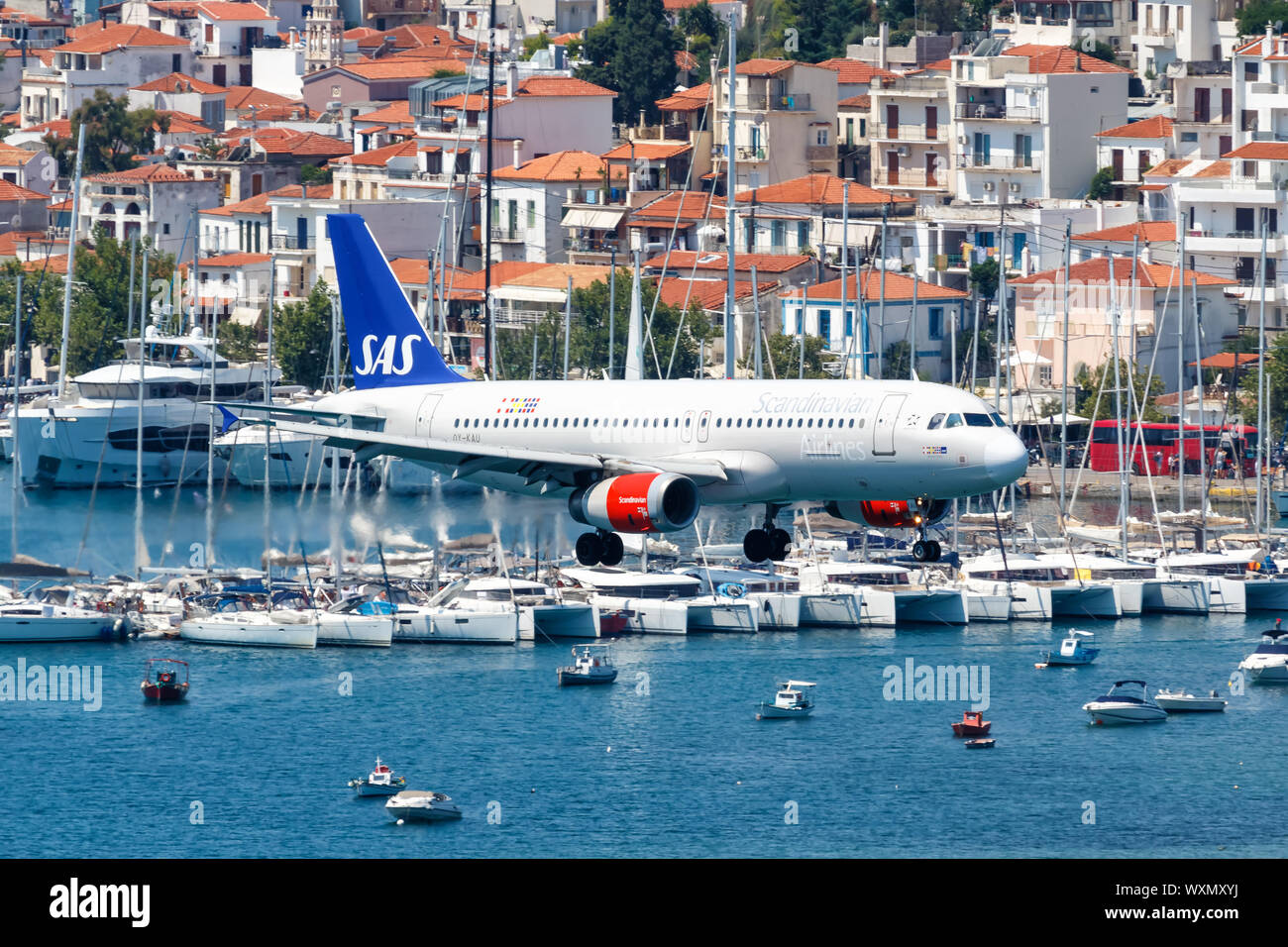Skiathos, Griechenland - 27. Juli 2019: SAS Scandinavian Airlines Airbus A320 am Flughafen Skiathos (Jsi) in Griechenland. Stockfoto