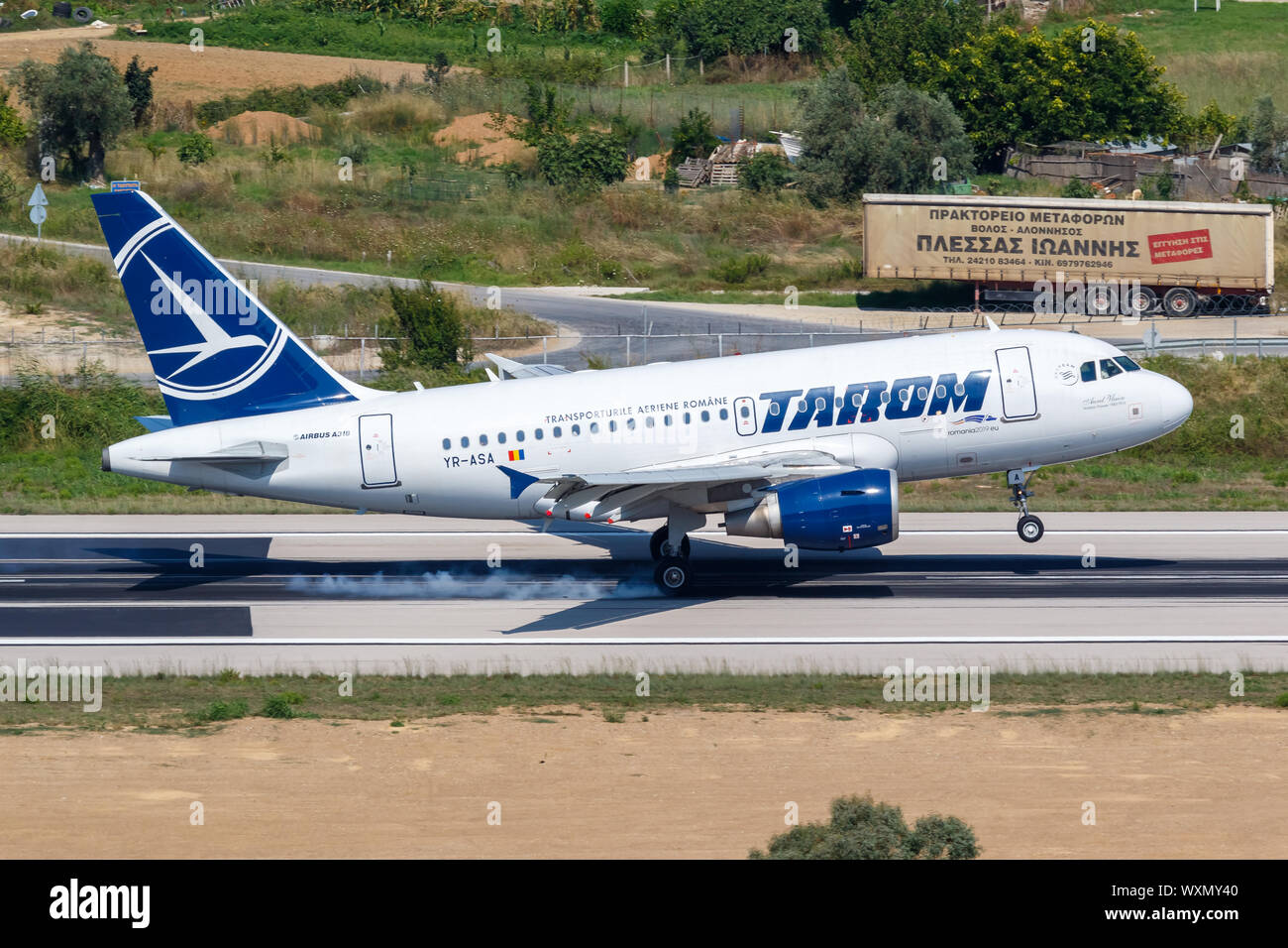 Skiathos, Griechenland - 27. Juli 2019: Tarom Airbus A318 Flugzeug am Flughafen Skiathos (Jsi) in Griechenland. Stockfoto