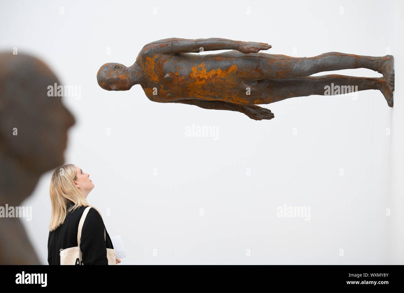 Royal Academy of Arts, London, UK. 17.September 2019. International anerkannte Der britische Bildhauer Antony Gormley wichtige neue Ausstellung in der RA. Die Ausstellung ist seine bedeutendsten Solo Show in Großbritannien seit über einem Jahrzehnt und läuft an der Königlichen Akademie der Künste vom 21. September bis 3. Dezember 2019. Bild: 'Lost Horizon' Installation, 2008. Leben Größe Gusseisen Figuren sind Boden-, Wand- und Deckenmontage, scheinbar der Schwerkraft trotzend. Credit: Malcolm Park/Alamy Leben Nachrichten. Stockfoto