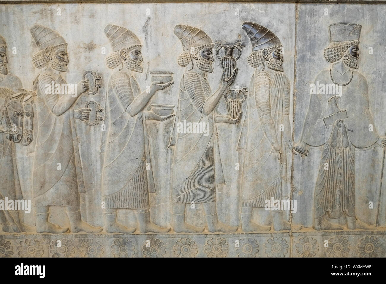 Ein Flachrelief Darstellung der Lydischen Botschaft Tribut Träger tragen für den König an Apadana Treppen, Osten, Süden von Persepolis. Stockfoto