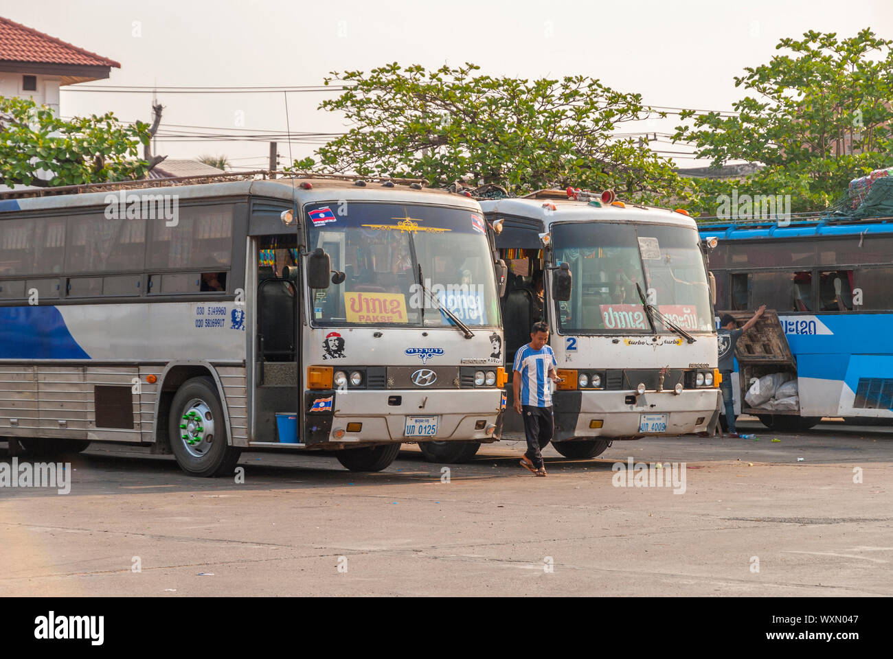 Nakasong, Laos - Feb 2016: Bushaltestelle mit langen Abstand Busse Stockfoto