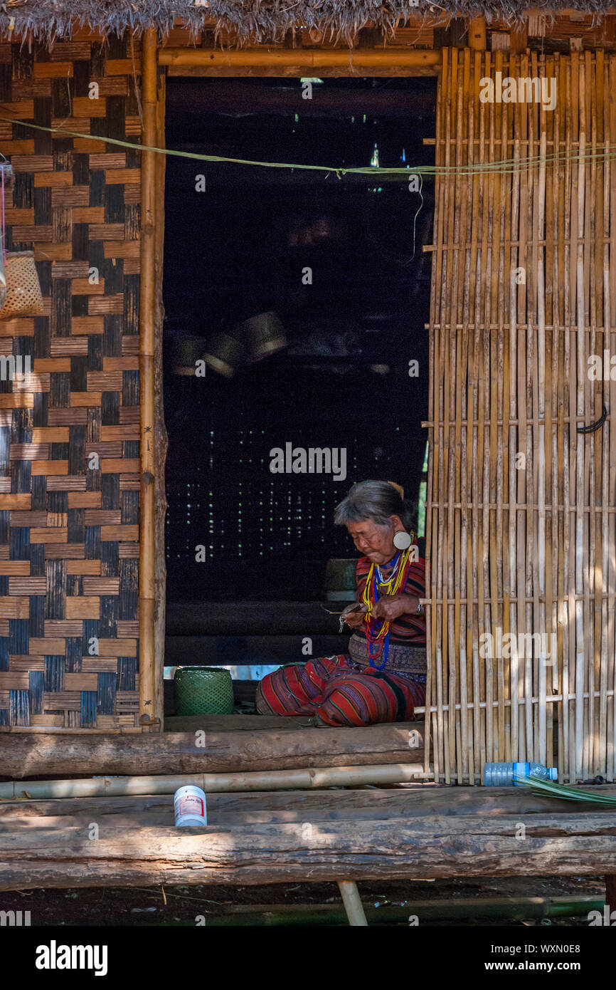 , Bachieng Laos - Feb 2016: Alte Dame in einem Bambus Haus saß und Kunsthandwerk, Laos Stockfoto