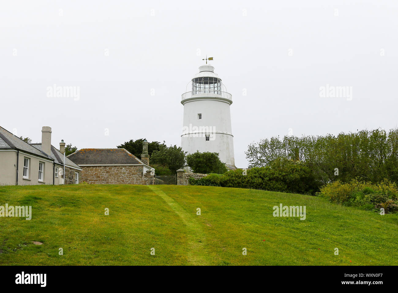 St. Agnes Leuchtturm, in 1680 erbaut, und jetzt Urlaub in St. Agnes Insel, Isles of Scilly, Cornwall, England, Großbritannien Stockfoto