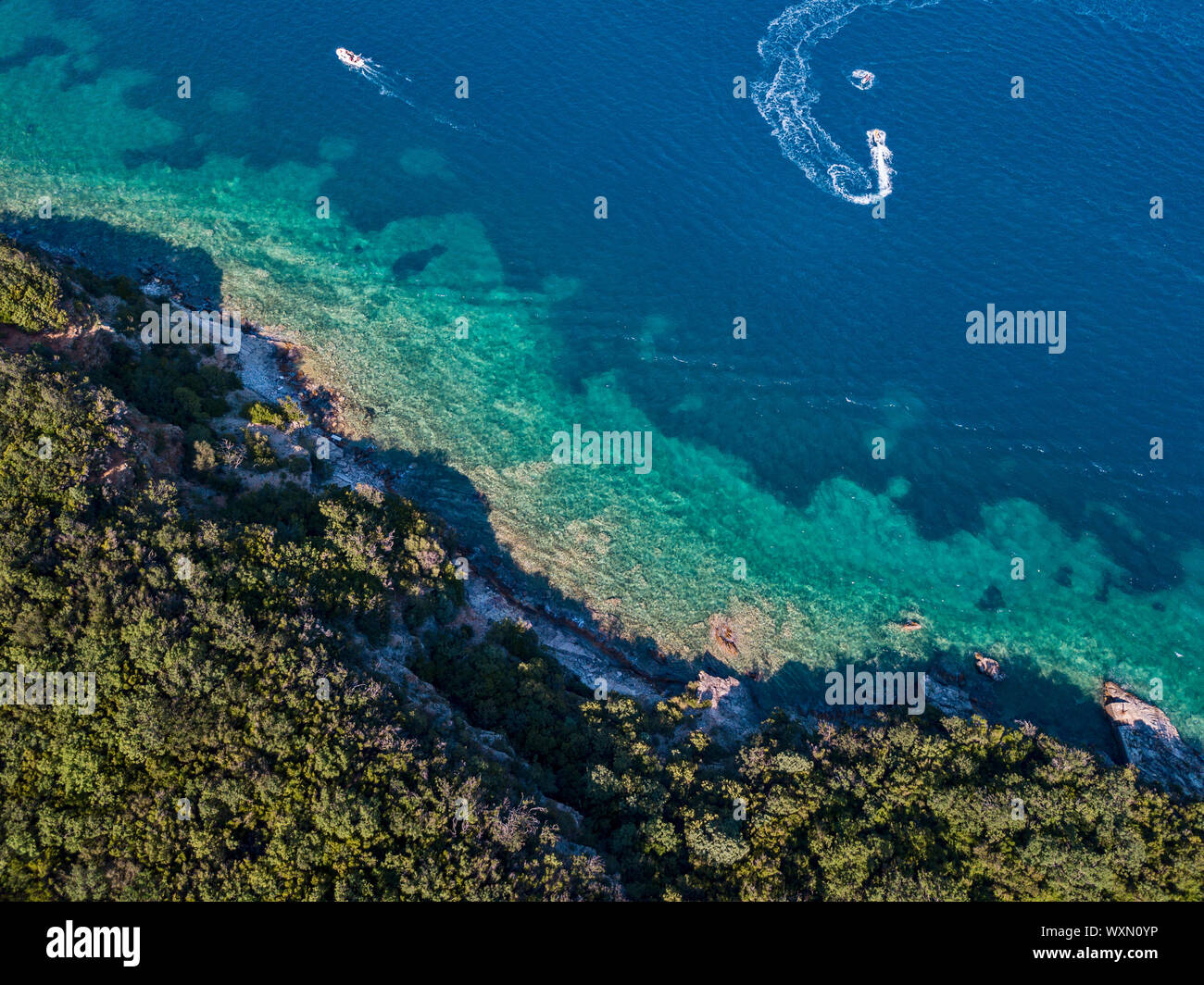 Luftaufnahme der Boote und Wasserfahrzeuge, zerklüftete Küsten und üppig. Der mediterranen Macchia. Meer mit kristallklarem Wasser. Insel Sveti Nikola, Budva, Montenegro Stockfoto