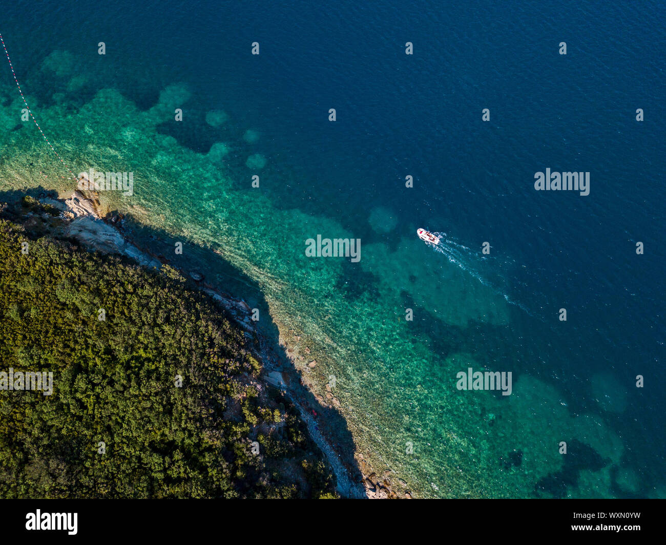 Luftaufnahme der Boote und Wasserfahrzeuge, zerklüftete Küsten und üppig. Der mediterranen Macchia. Meer mit kristallklarem Wasser. Insel Sveti Nikola, Budva, Montenegro Stockfoto