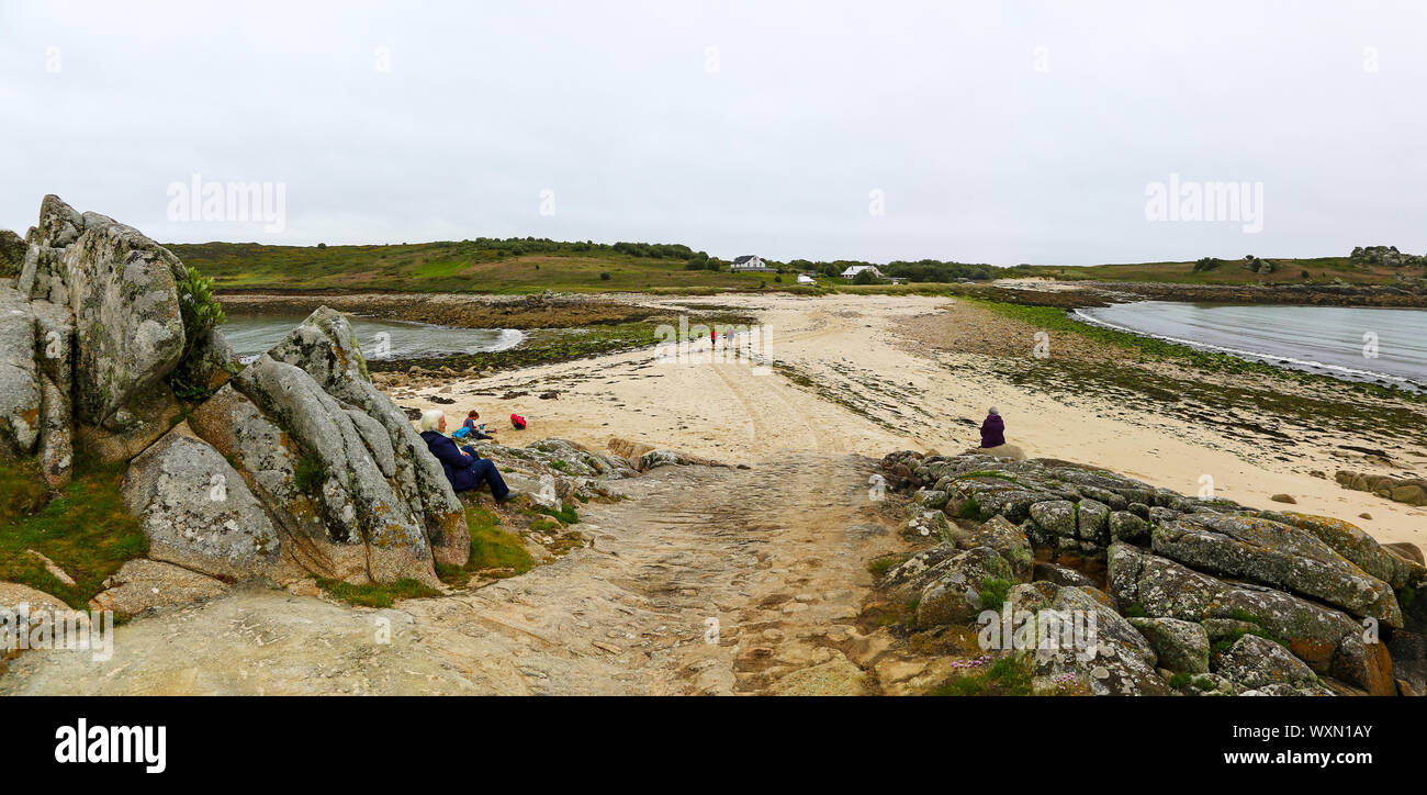Das Tombolo oder Sand Bar namens der Gugh Bar, die nur bei Ebbe zwischen St. Agnes und Gugh Inseln, Isles of Scilly, Cornwall, England ausgesetzt ist. Stockfoto