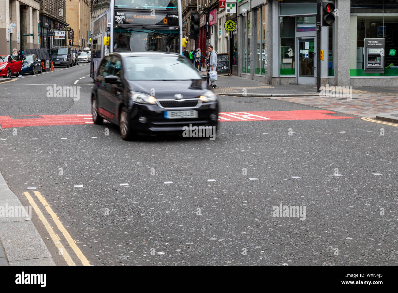 Autos Mißachtung der Bus Tor, wurde am 2. September 2019 von 7:00 - 19:00 Uhr auf der Union Street in Glasgow. Stockfoto