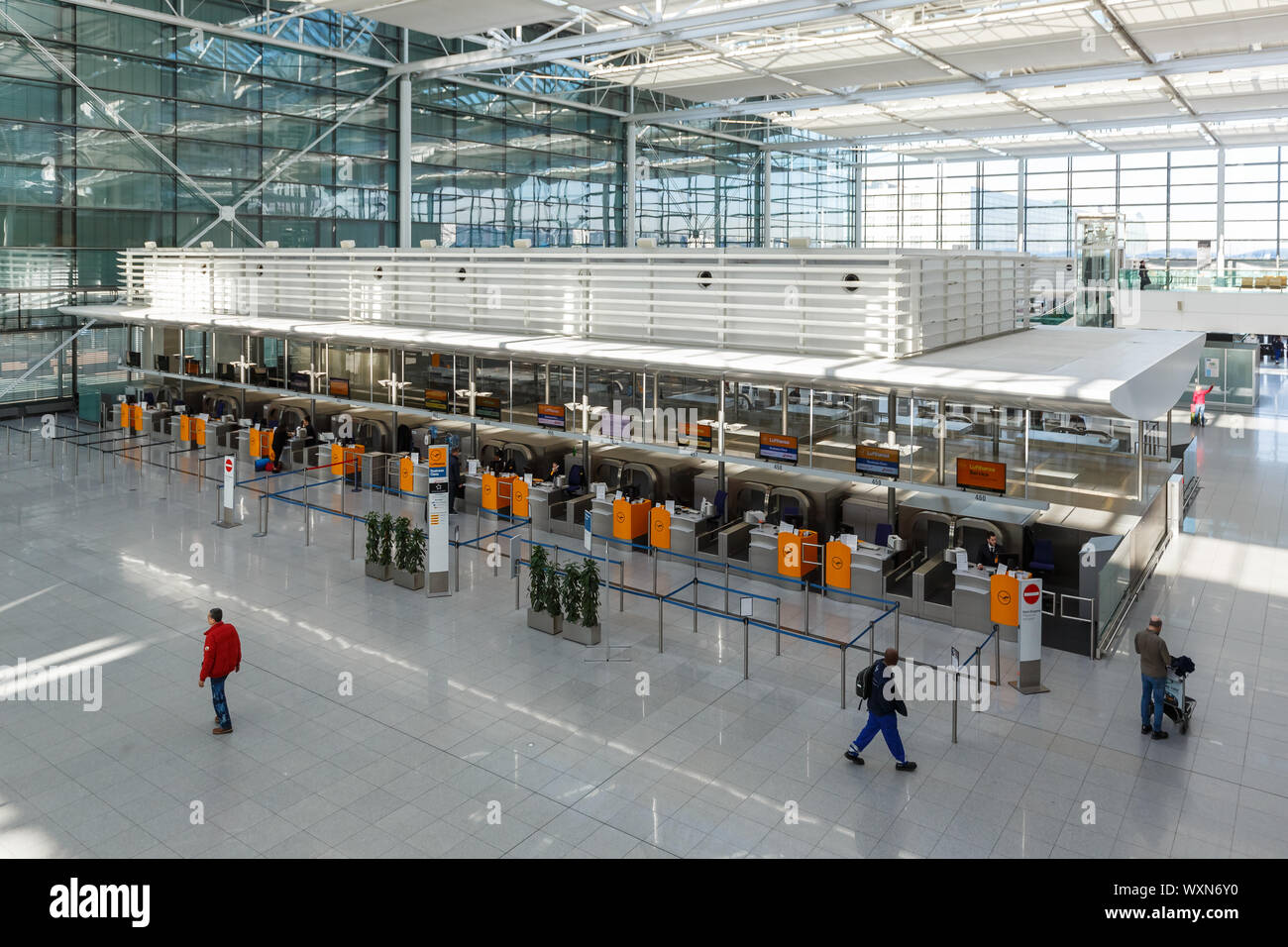 Flughafen München Ankunft Lufthansa Terminal 2 Parken www.alamy.de