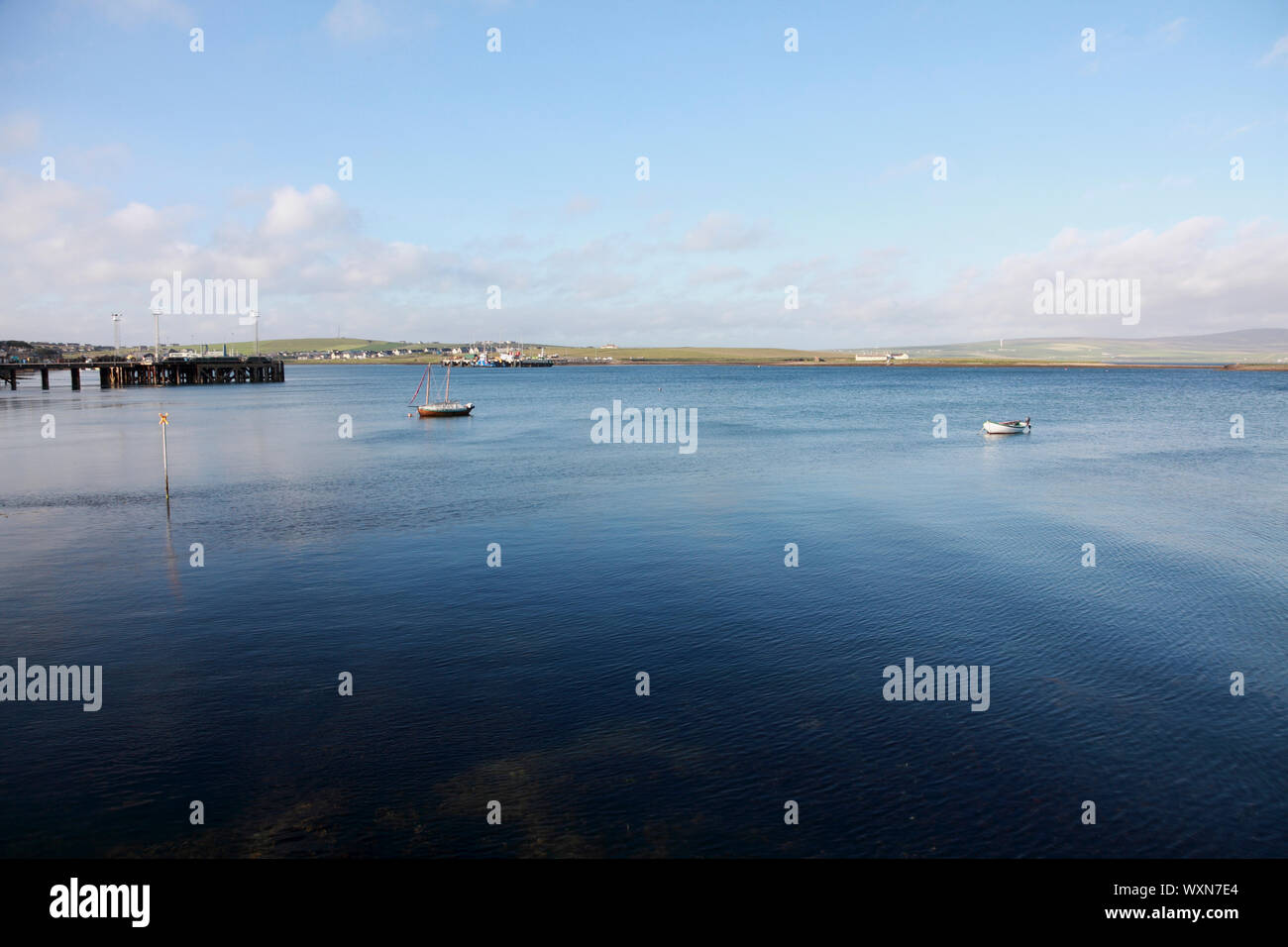 Der Hafen von Stromness, Orkney Islands, in Richtung Festland. Stockfoto