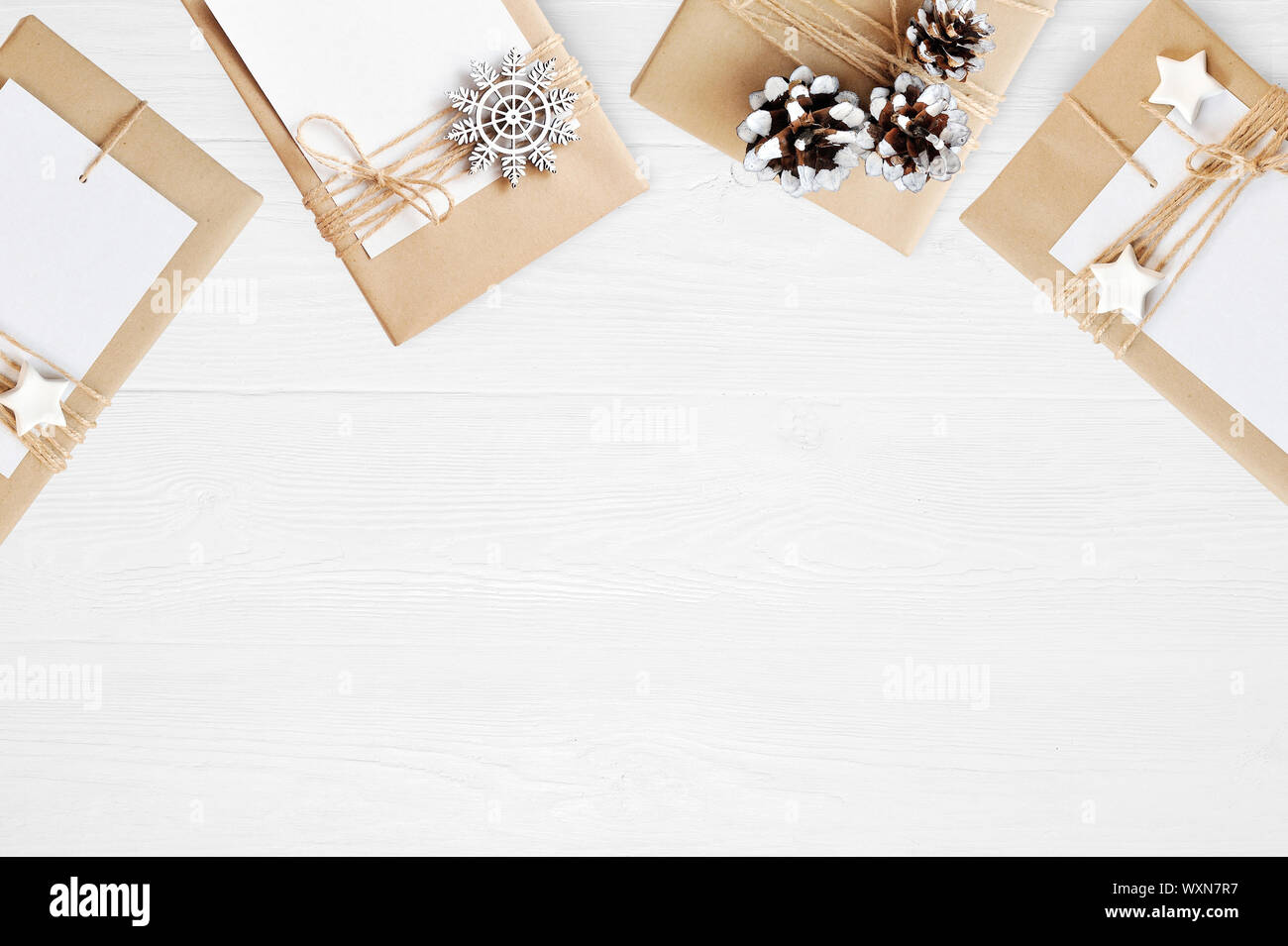 Flach der Objekte für Weihnachten und Neujahr Konzept. Xmas Elemente auf das weiße Holz- Hintergrund mit Platz für Text. Mix Geschenkboxen und Lagerinnenring Stockfoto