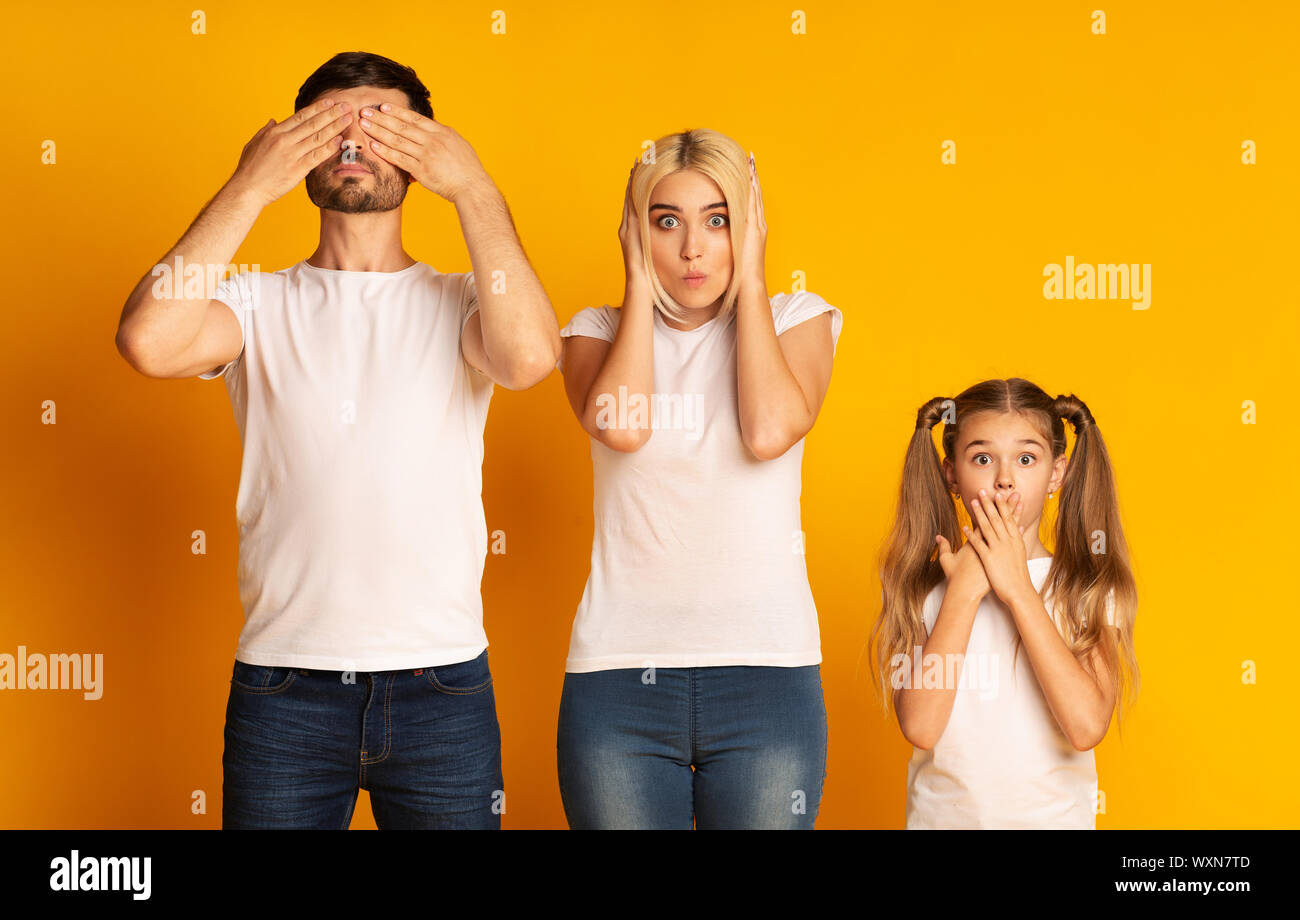 Familie für Augen, Ohren und Mund, Gelber Hintergrund im Studio Stockfoto