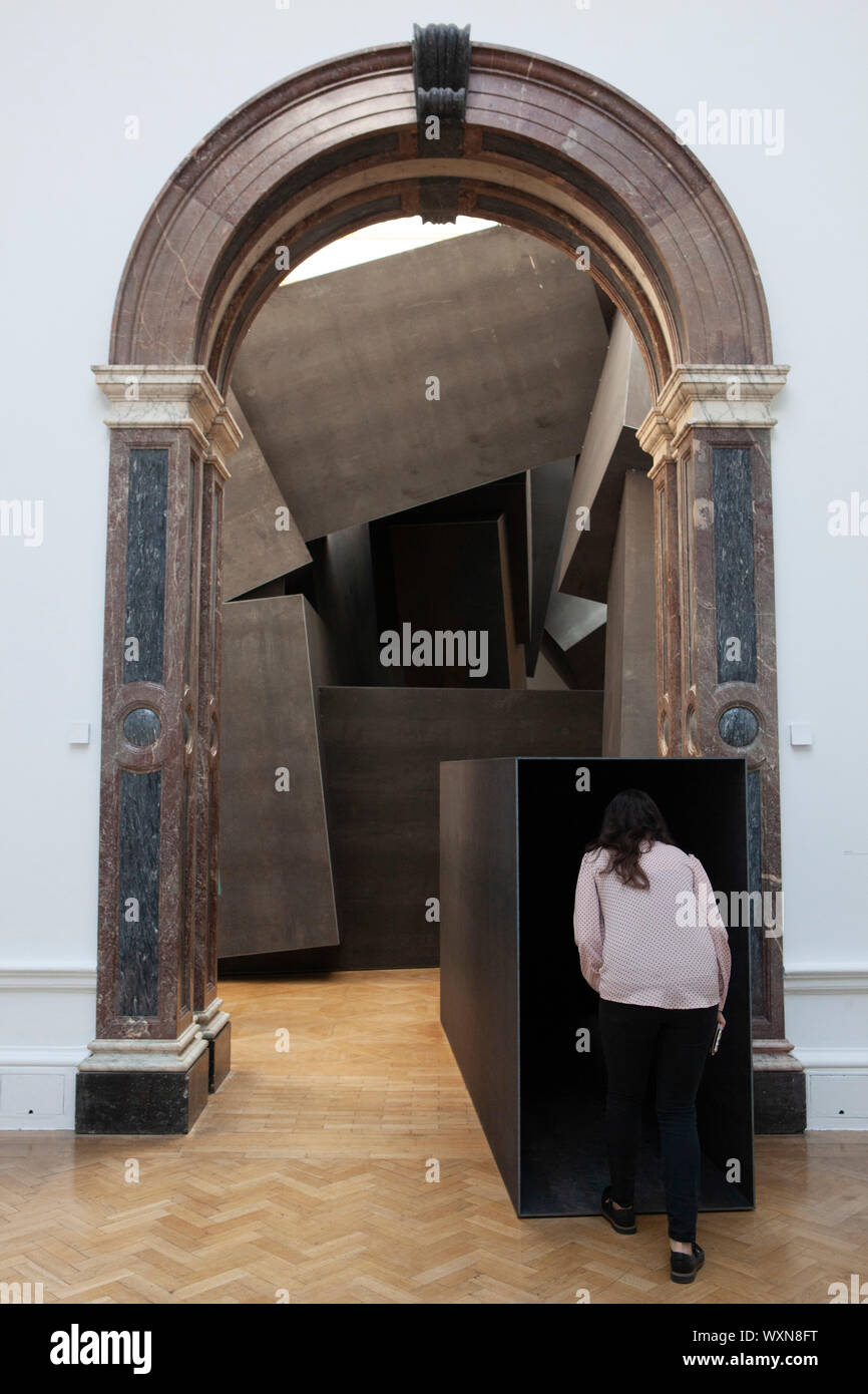 Antony Gormley, eine retrospektive Ausstellung von Skulpturen des britischen Künstlers und Arbeiten auf Papier, öffnet sich an der Royal Academy, Piccadilly am 21. September. Hier gesehen, "Höhle" (2019) ein Labyrinth - Skulptur aus dem gewalzten Stahl. Stockfoto