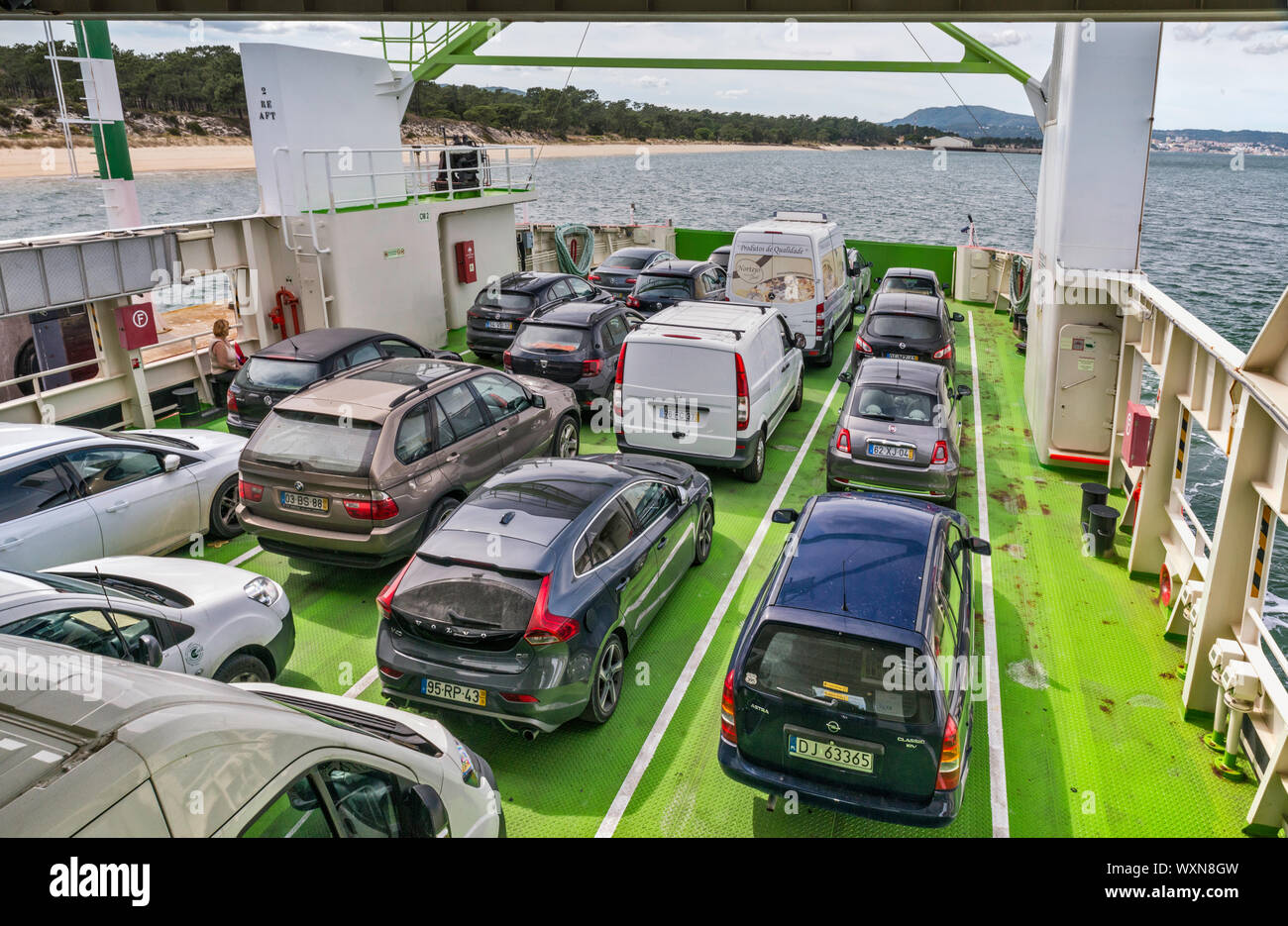 Autos auf der Fähre von Troia nach Setubal, Region Lissabon, Portugal, geparkt Stockfoto