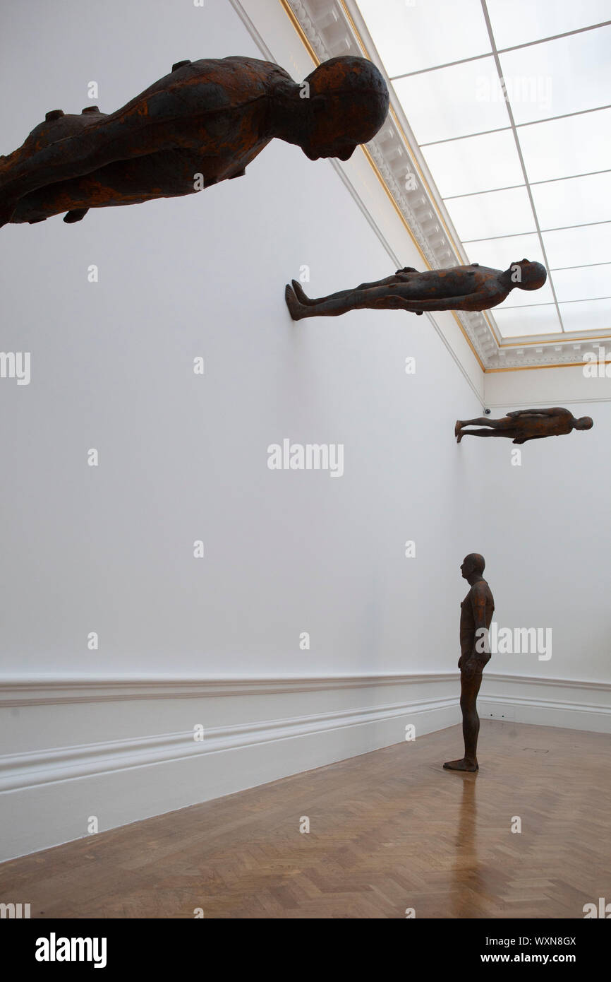 Antony Gormley, eine retrospektive Ausstellung von Skulpturen des britischen Künstlers und Arbeiten auf Papier, öffnet sich an der Royal Academy, Piccadilly am 21. September. Hier gesehen, 'Lost Horizoin I' (2008), eine Reihe von Figuren aus der eigenen Gormley Körper gegossen und arrangiert auf den Fußböden, den Wänden und Glas dach der Galerie. Stockfoto