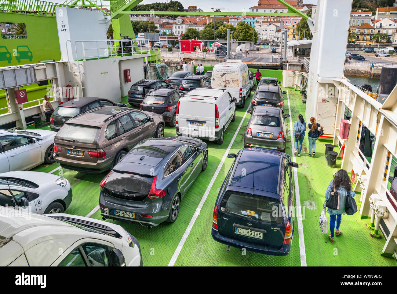 Autos auf der Fähre nähert sich der Stadt Setubal Terminal aus der Halbinsel Troia geparkt, Region Lissabon, Portugal Stockfoto
