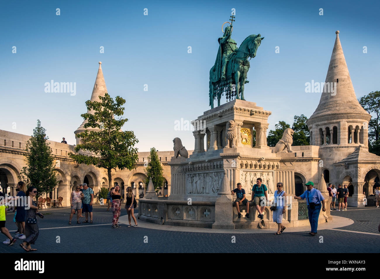 BUDAPEST, Ungarn - 19 August 2019: Fischerbastei und die Statue von Stephen ich ein Sommer am Nachmittag Stockfoto