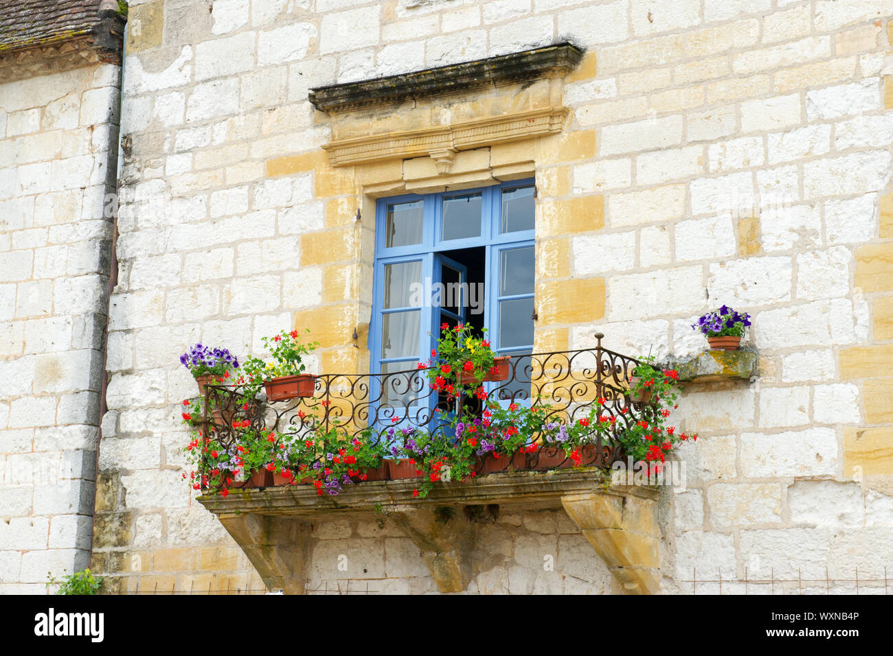 Französischer Balkon mit Blumen Stockfoto