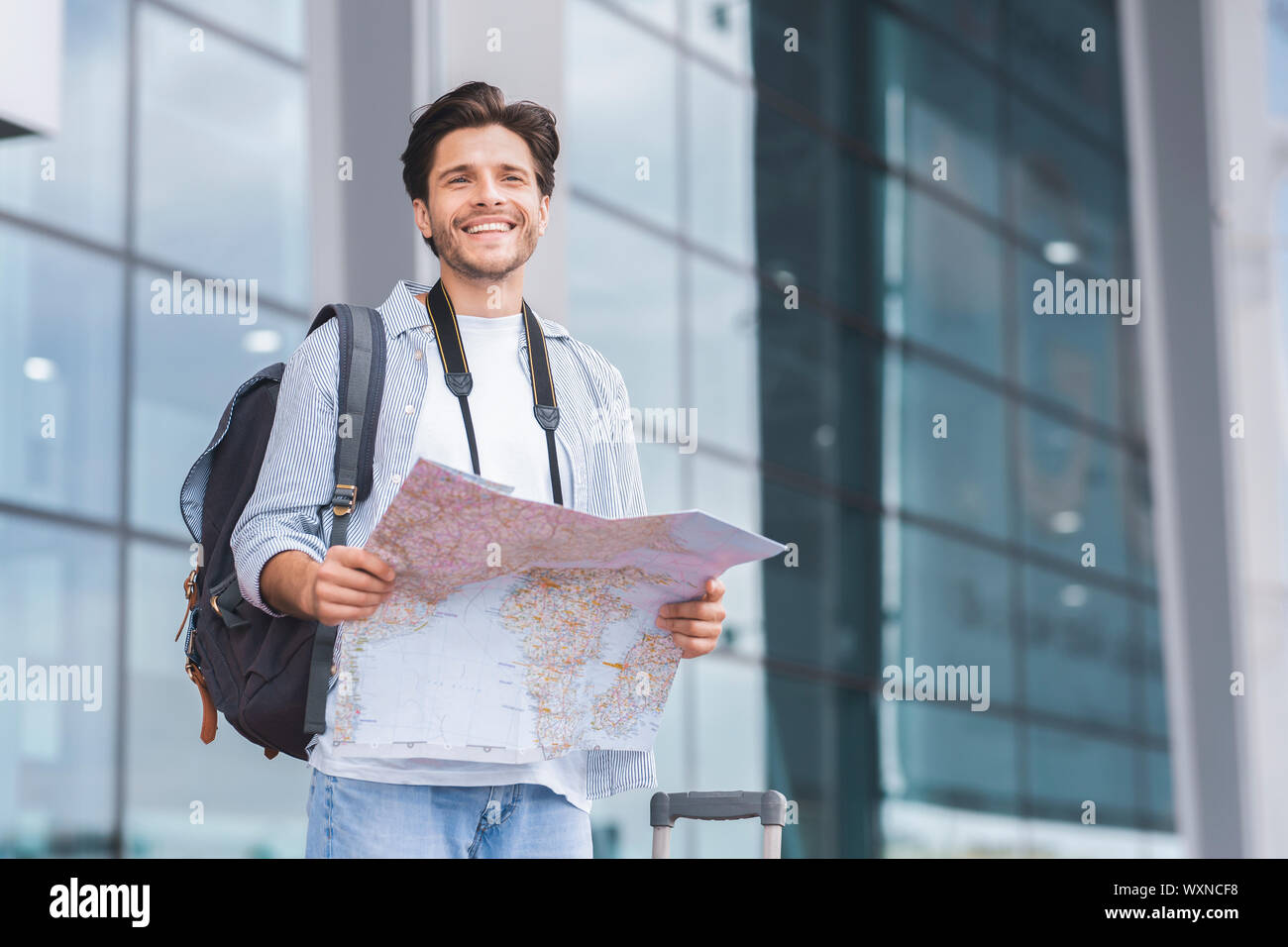 Tausendjährige Tourist Route auf Karte am Flughafen suchen Stockfoto