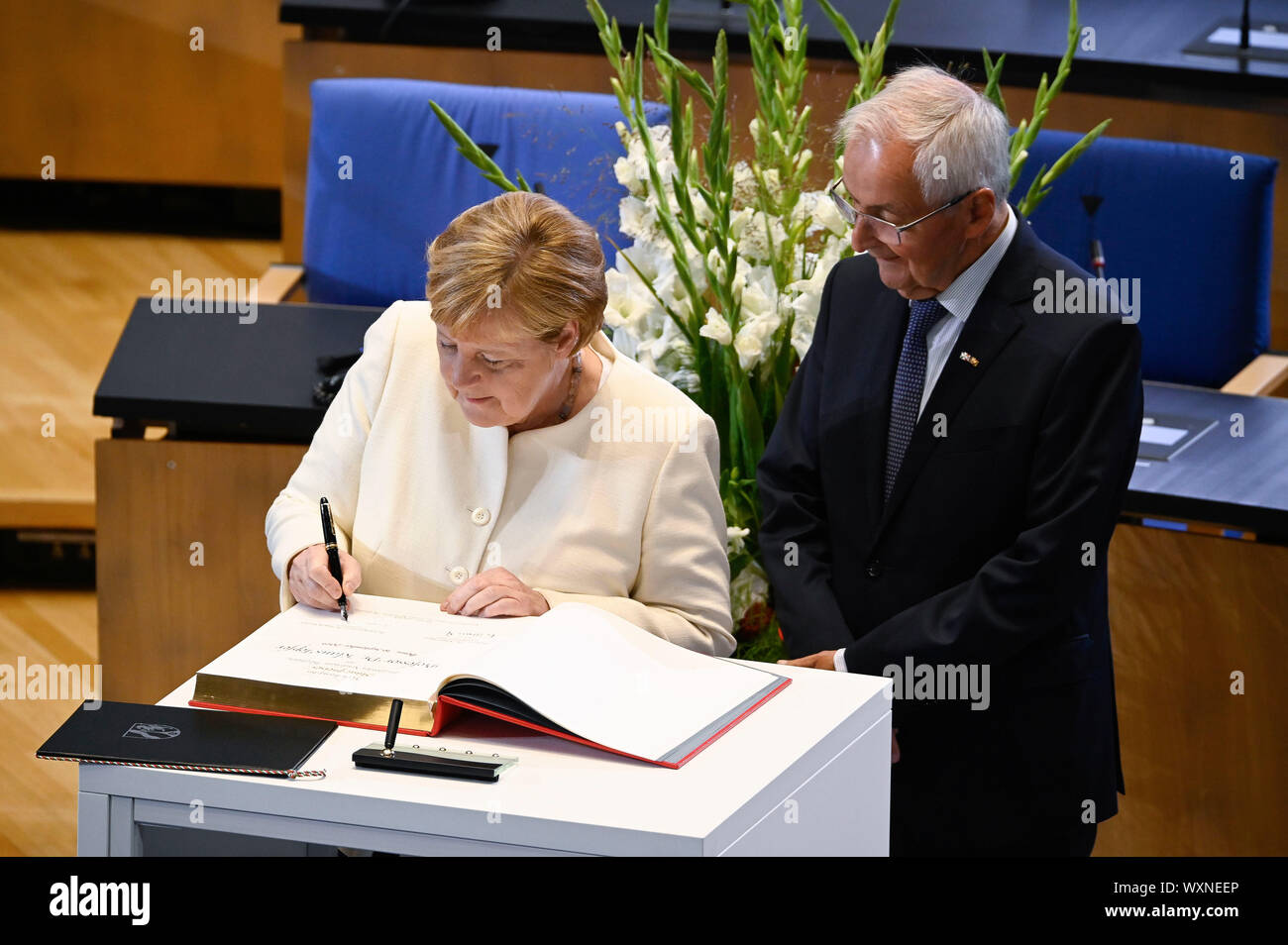 Angela Merkel und Klaus Topfer bei der Vergabe des Staatspreis des Landes Nordrhein-Westfalen im Jahr 2019 an Klaus Topfer im Wccb. Bonn, 16.09.2019 | Verwendung weltweit Stockfoto