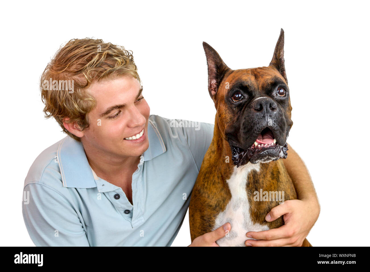 Ein junger Mann Spaß mit seinem Boxer-Hund Stockfoto