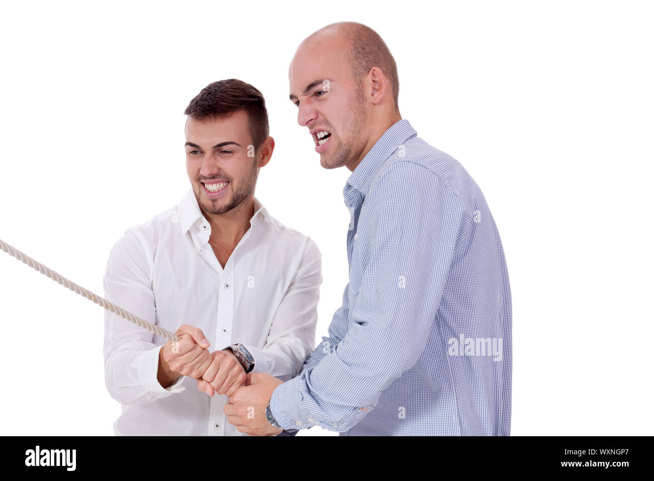 Business-Frau gegen Geschäftsmann ziehen Seil isoliert auf weiss Stockfoto