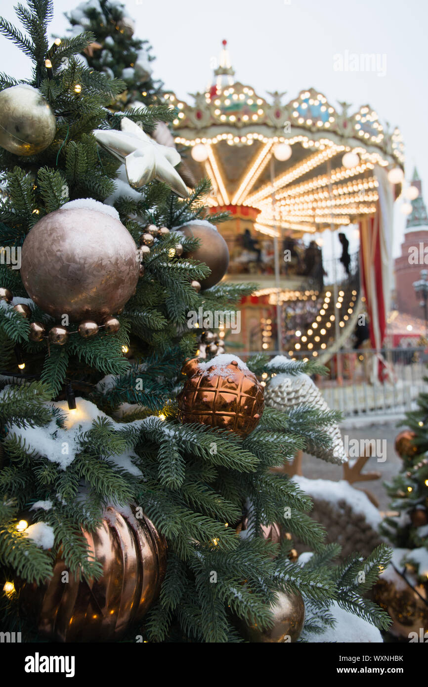 Weihnachtsbaum und Karussell auf dem Roten Platz in Moskau. Weihnachtsfeier und Fee. Für das neue Jahr. Dekorierte Stadt. Stockfoto