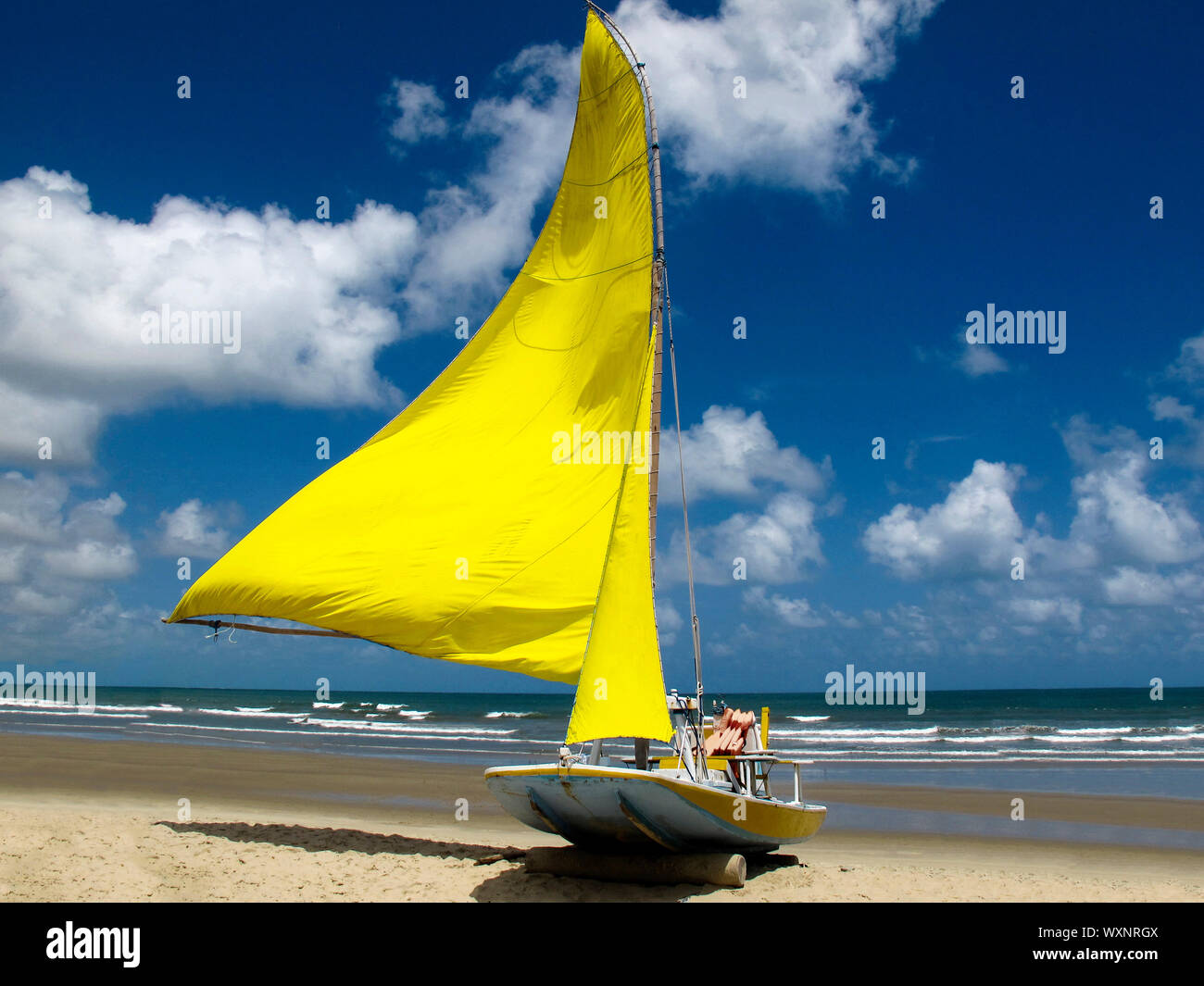 Segelboot an genipabu Beach in Extremoz, Natal, Rio Grande do Norte - Tourismus und Reiseziele im Nordosten Brasiliens - touristische Attraktion, Reisen gui Stockfoto