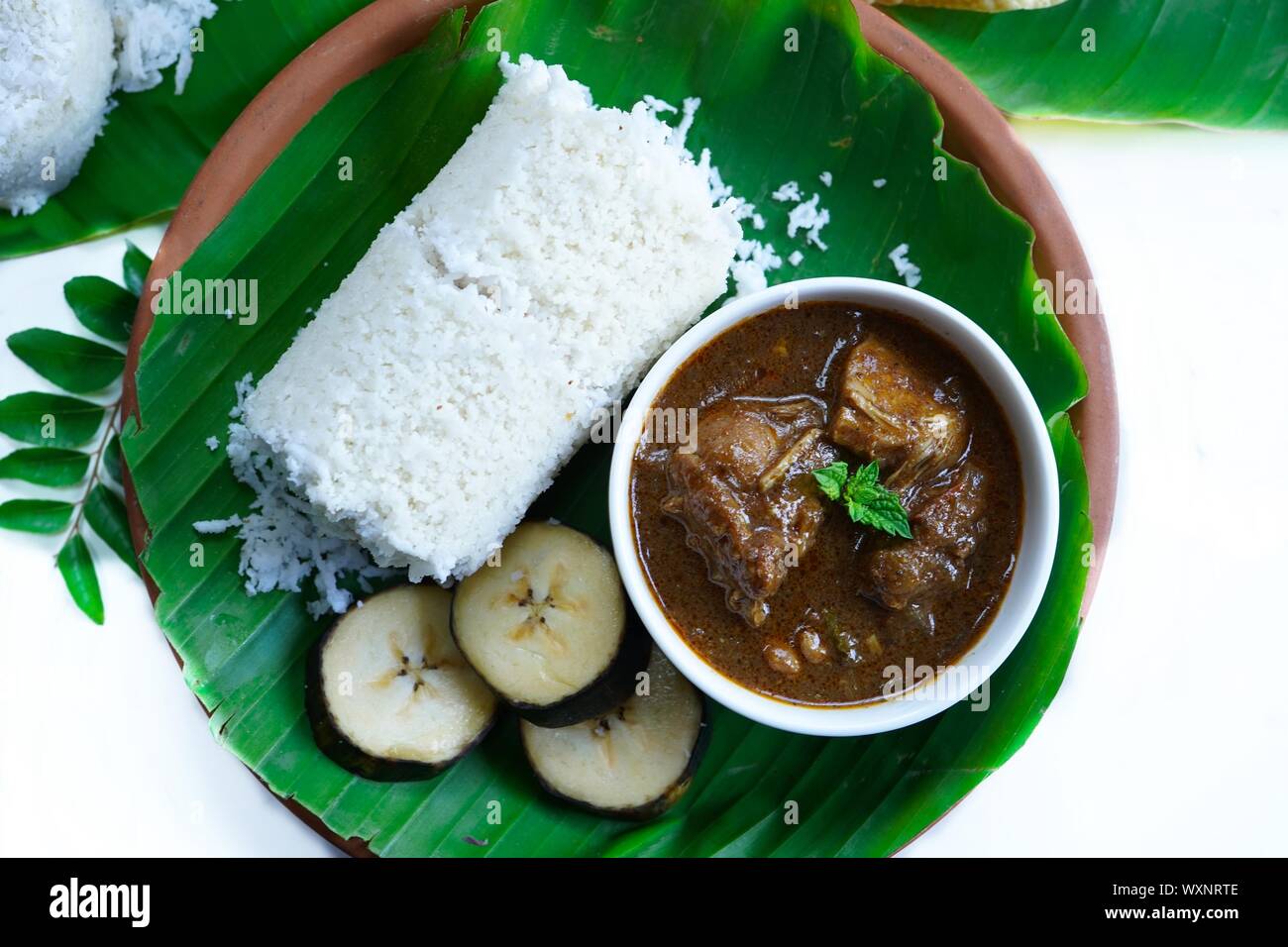 Populare Sudindische Puttu Fruhstuck Gedampftem Reis Mit Huhn Curry Im Bananenblatt Serviert Selektiver Fokus Stockfotografie Alamy