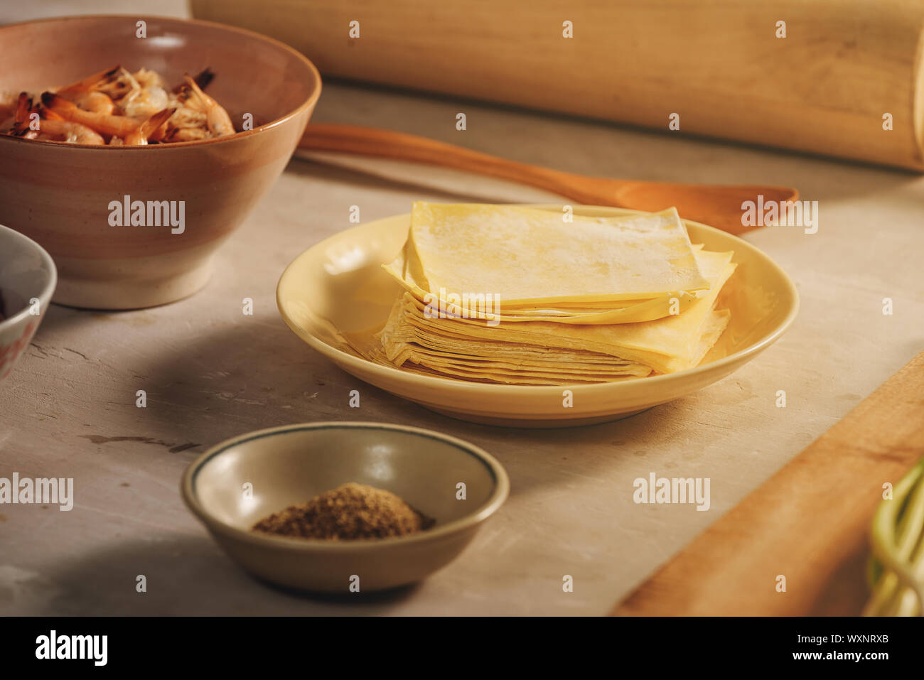 Hong Kong Stil Wan-tan Zutaten: Garnelen, Schweinefleisch und Wan-Tan-Wrapper in Küche Stockfoto