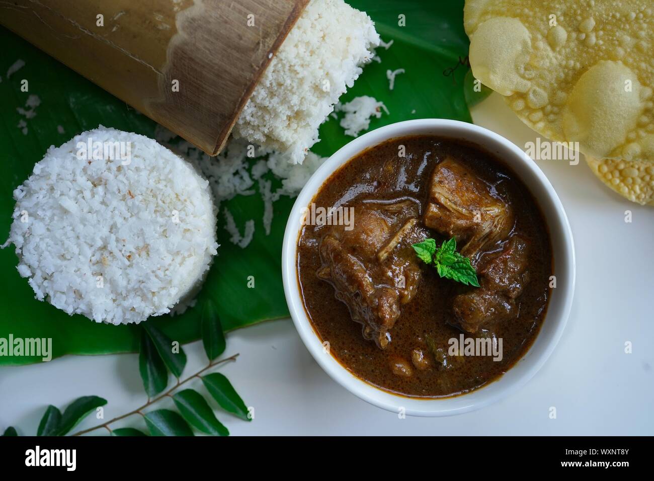 Populare Sudindische Puttu Fruhstuck Gedampftem Reis Mit Huhn Curry Im Bananenblatt Serviert Selektiver Fokus Stockfotografie Alamy