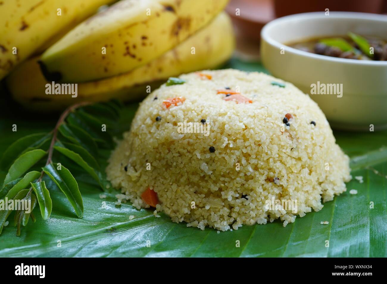 Rava Upma/Uppuma-populären South Indian Frühstück mit Grieß dienen in Banana leaf Stockfoto